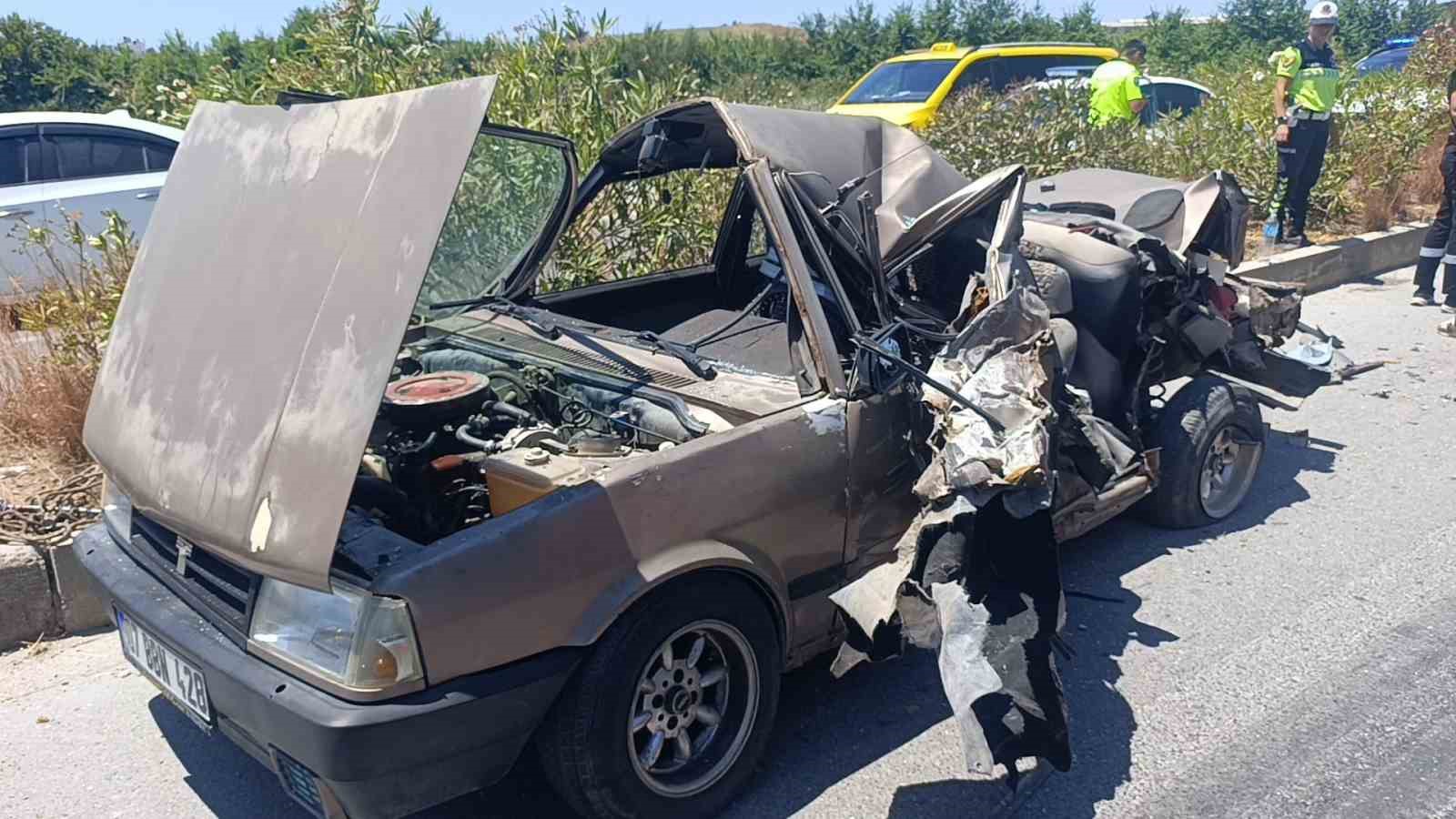 Kamyonun çarptığı Fiat Tofaş hurdaya döndü: Camdan dışarı atlayan sürücü hafif yaralı olarak kurtuldu