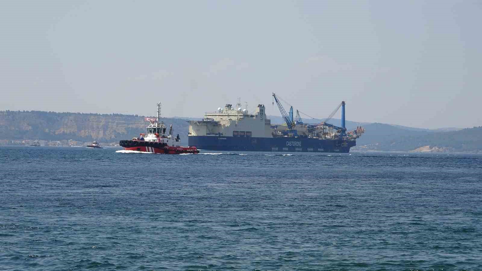 Dev boru döşeme gemisi ’Castorone’ Çanakkale Boğazı’ndan geçti