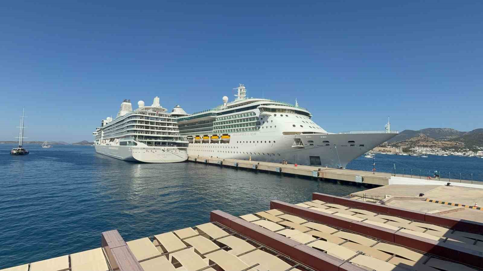 Dev kruvaziyerler Bodrum’a demir attı: 3 bin 319 turist geldi