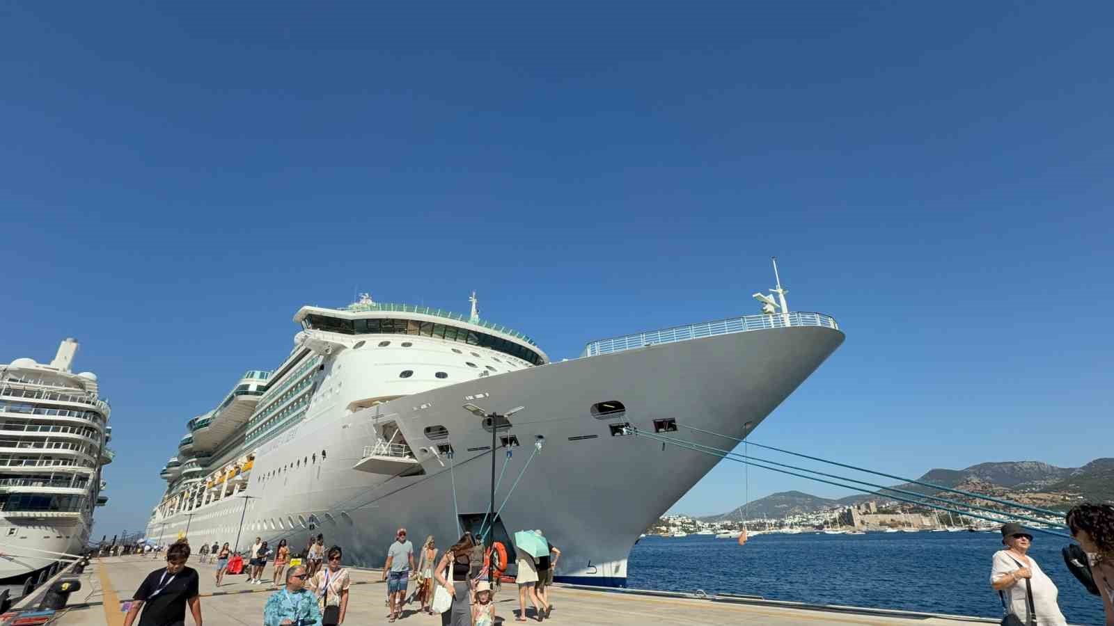 Dev kruvaziyerler Bodrum’a demir attı: 3 bin 319 turist geldi