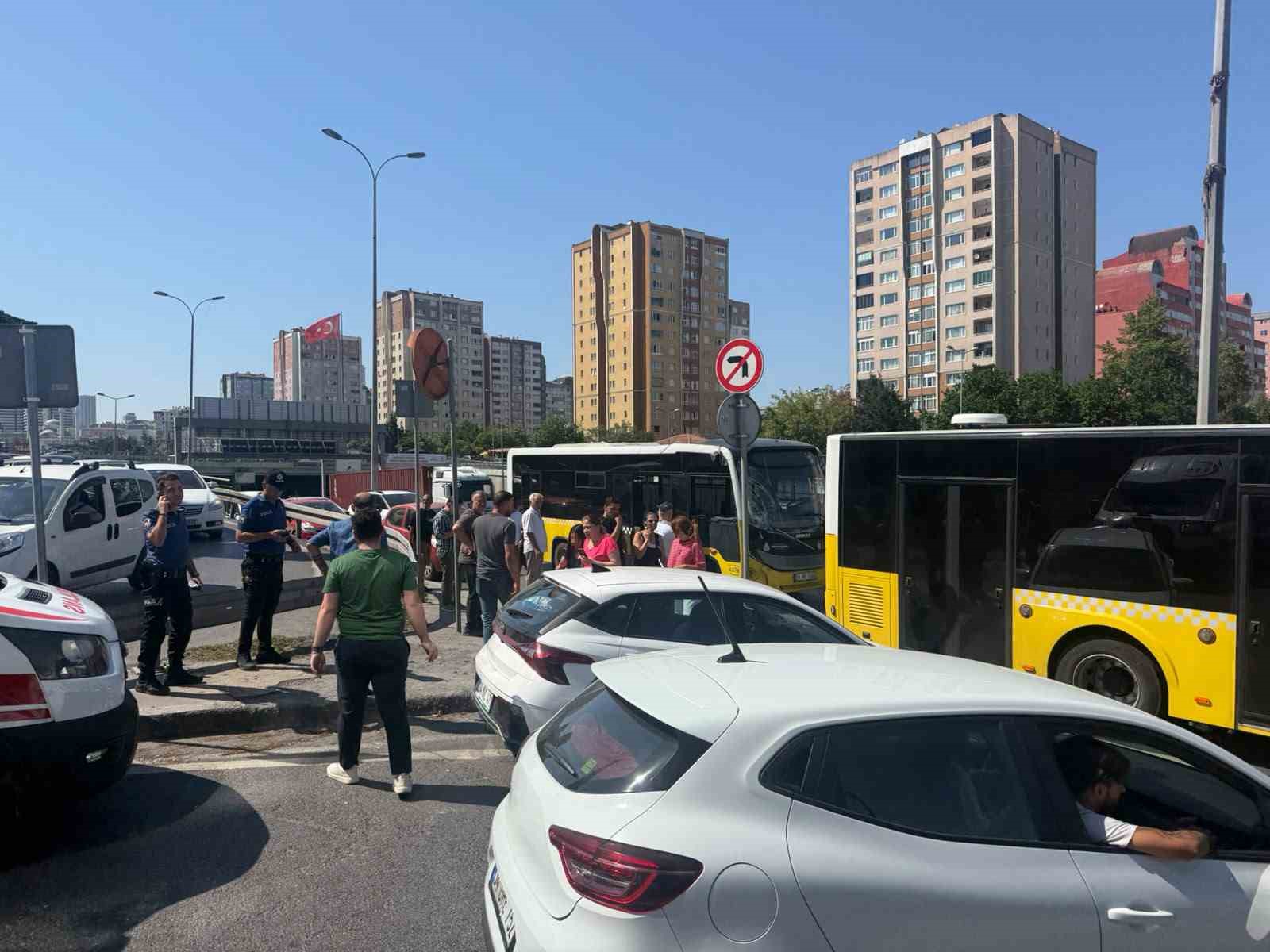 Beylikdüzü’nde 2 İETT Özel Halk Otobüsü çarpıştı: 2 yaralı