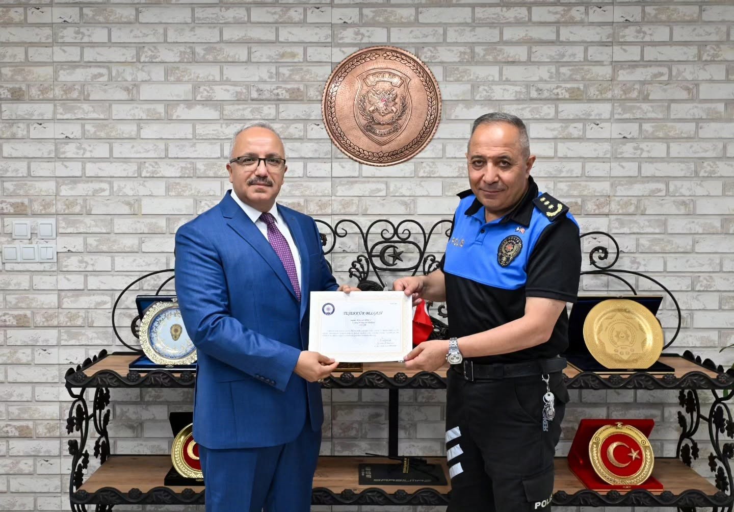 Bolu’da emekliye ayrılan polislere teşekkür belgesi