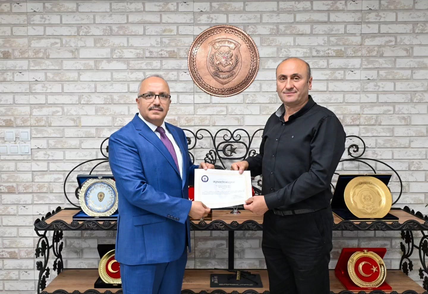 Bolu’da emekliye ayrılan polislere teşekkür belgesi