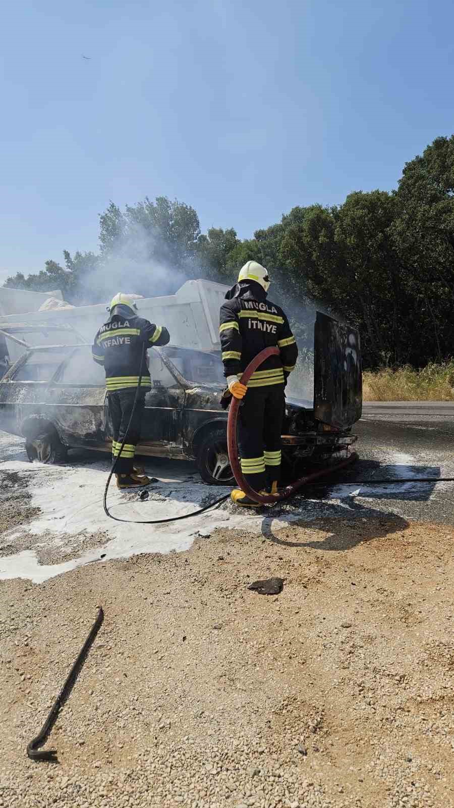 Menteşe’de korkutan araç yangını: Otomobil küle döndü