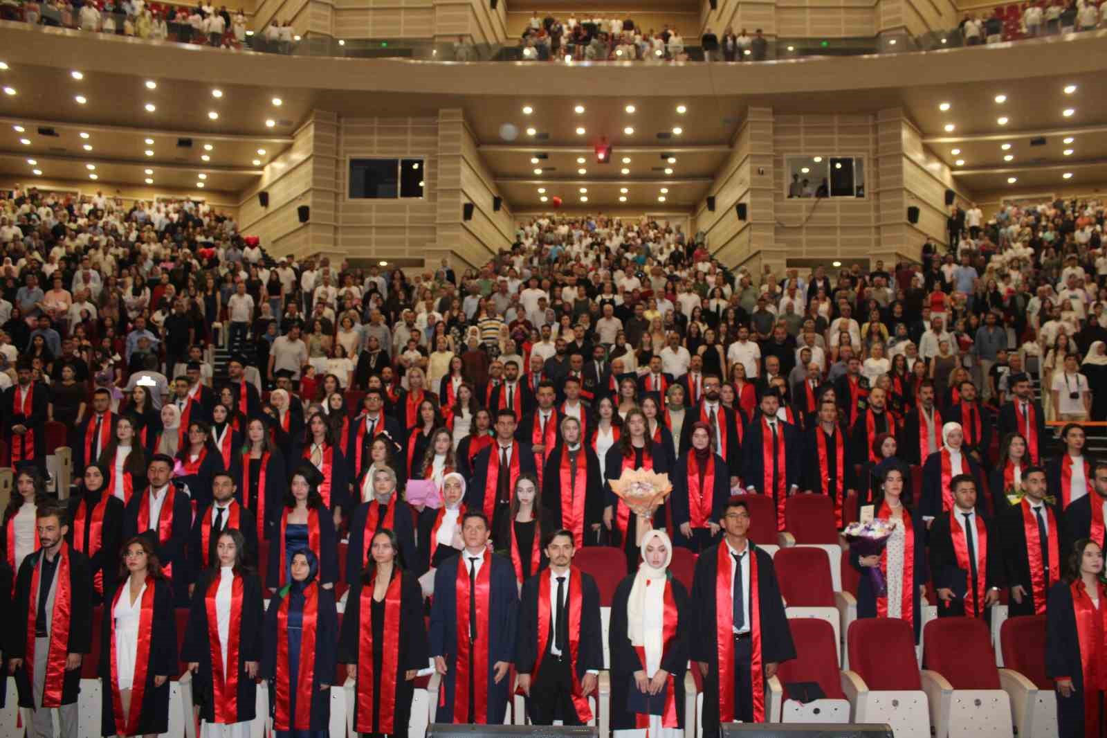 ERÜ’de 208 genç avukat mezun oldu