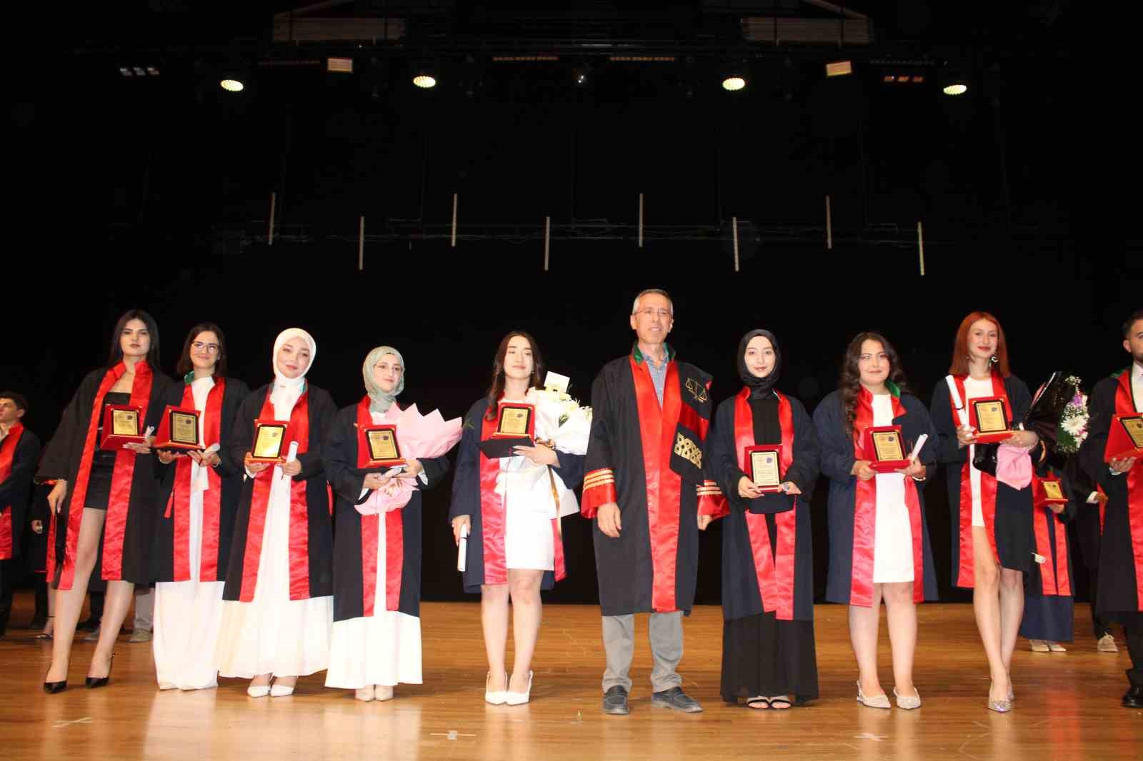 ERÜ’de 208 genç avukat mezun oldu