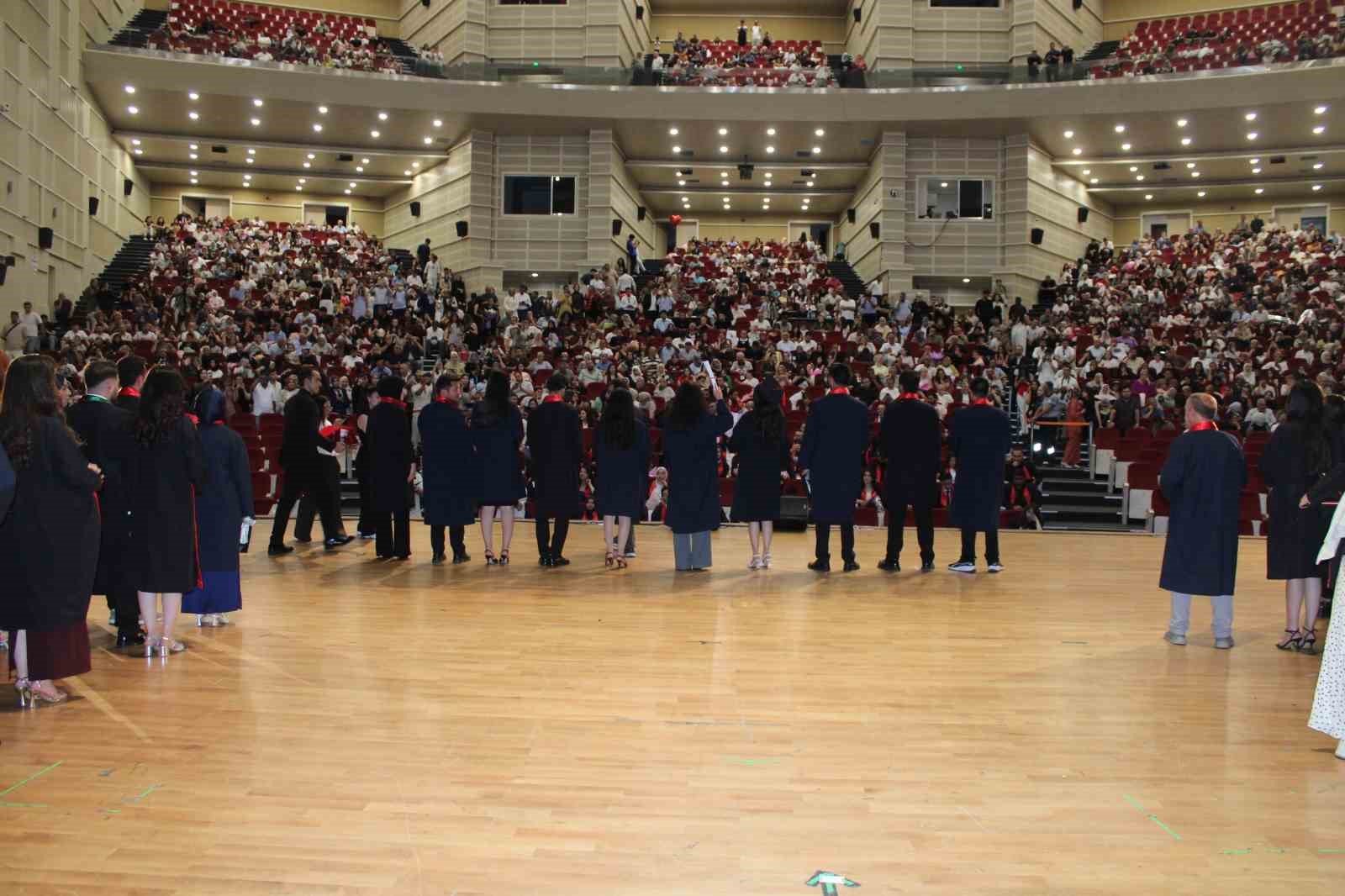 ERÜ’de 208 genç avukat mezun oldu