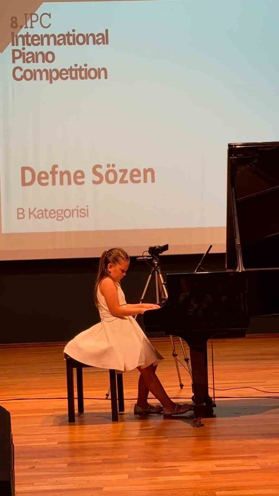 Genç piyanist Defne Sözen’den çifte şampiyonluk