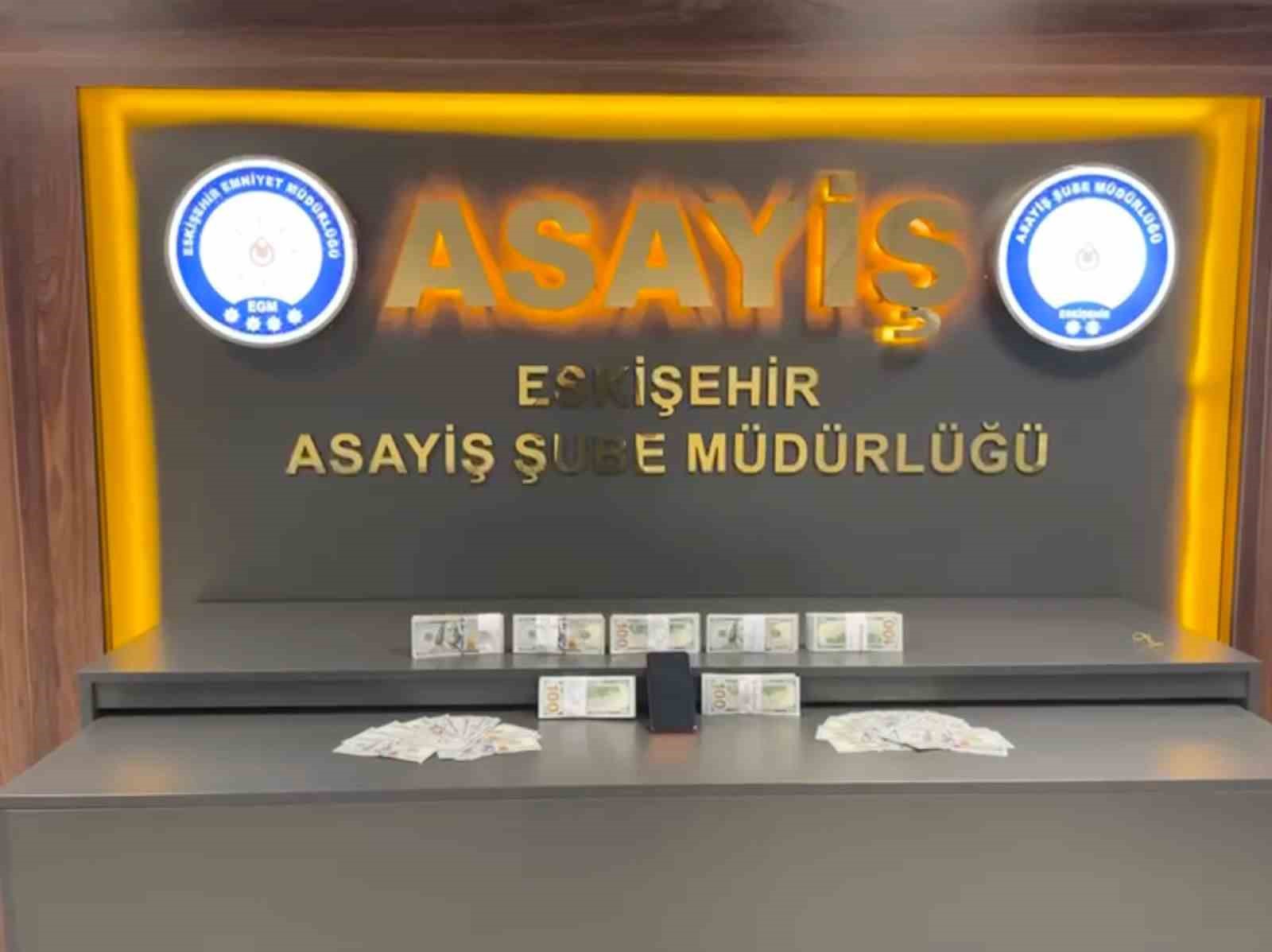 Elini öptüğü yaşlı adamın 2 milyon liralık altınını çalan dolandırıcı başka bir vurgunun parasıyla yakalandı