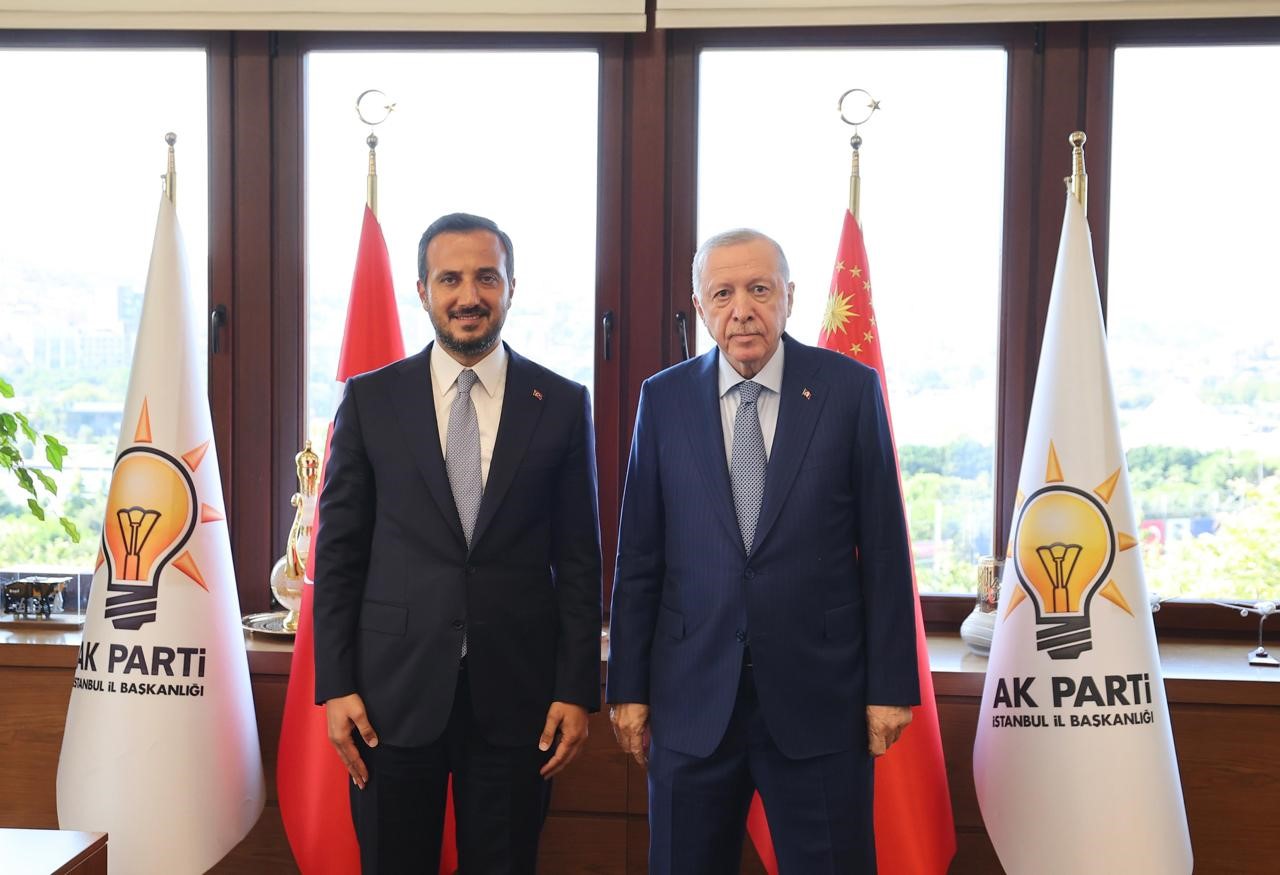 Cumhurbaşkanı Erdoğan, AK Parti İstanbul İl Başkanlığını ziyaret etti