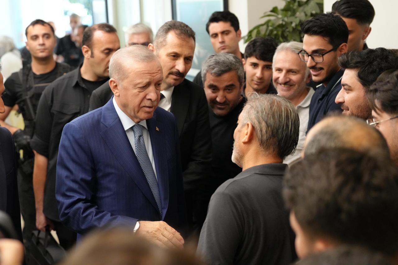Cumhurbaşkanı Erdoğan, AK Parti İstanbul İl Başkanlığını ziyaret etti