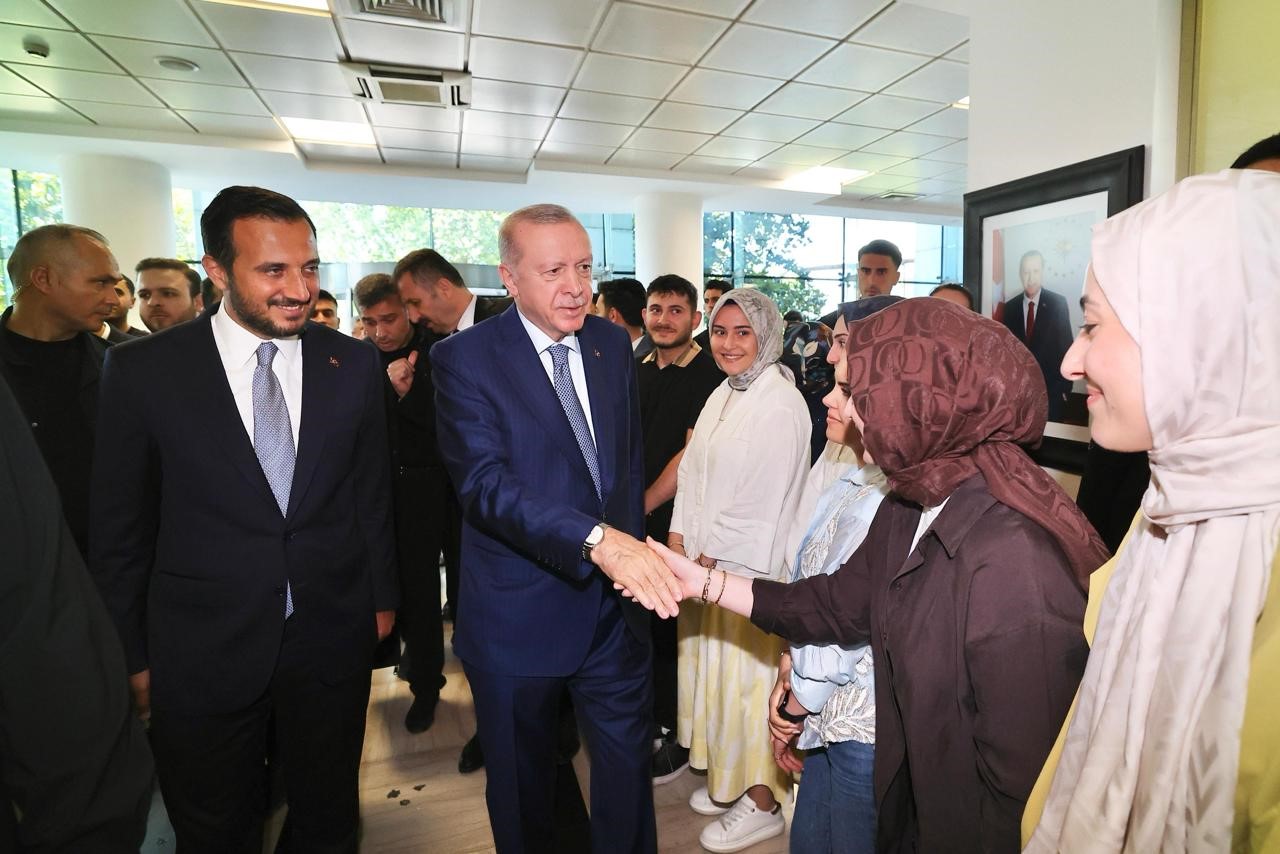Cumhurbaşkanı Erdoğan, AK Parti İstanbul İl Başkanlığını ziyaret etti
