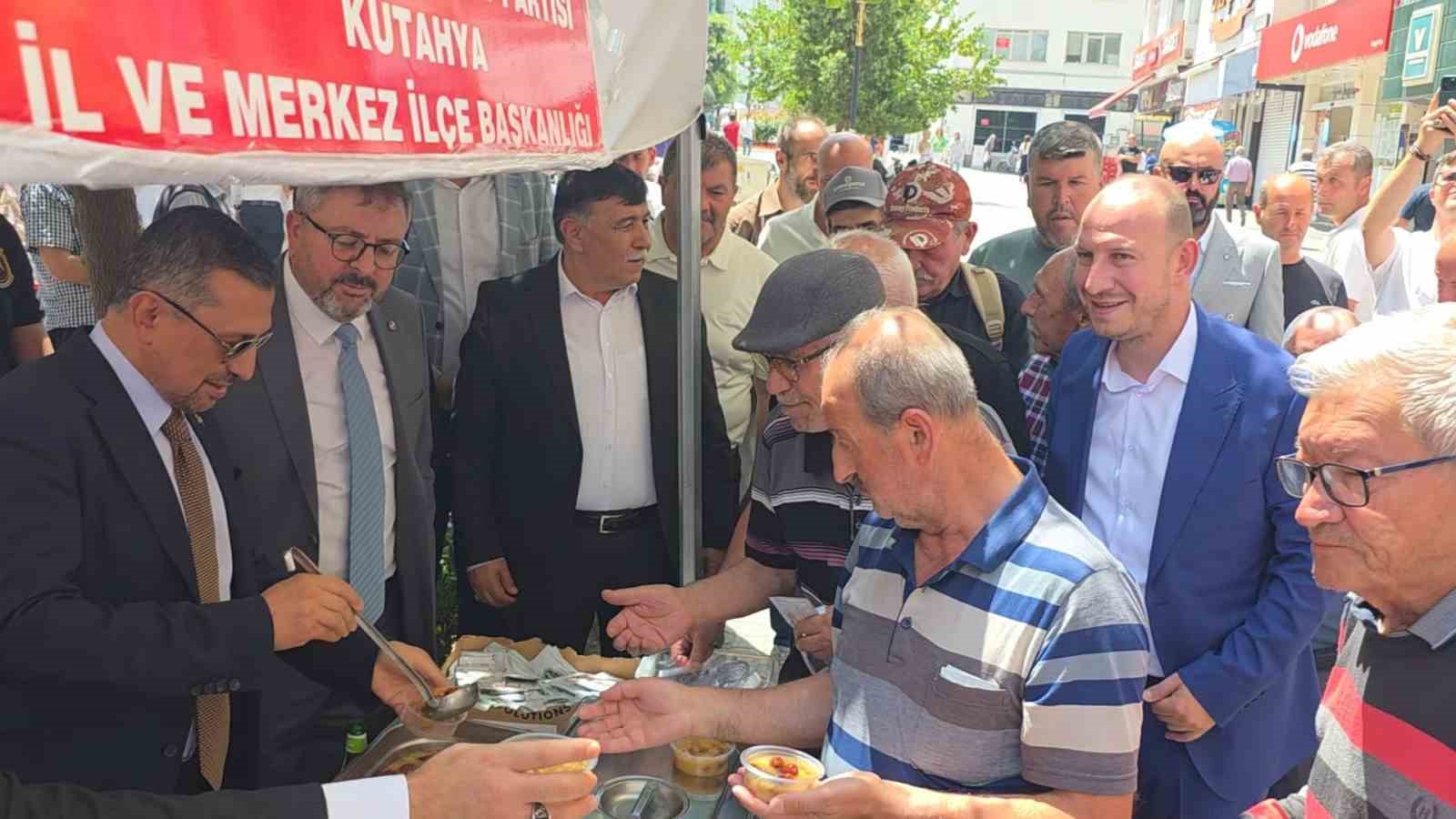 MHP Kütahya İl Başkanlığı’ndan vatandaşlara aşure ikramı