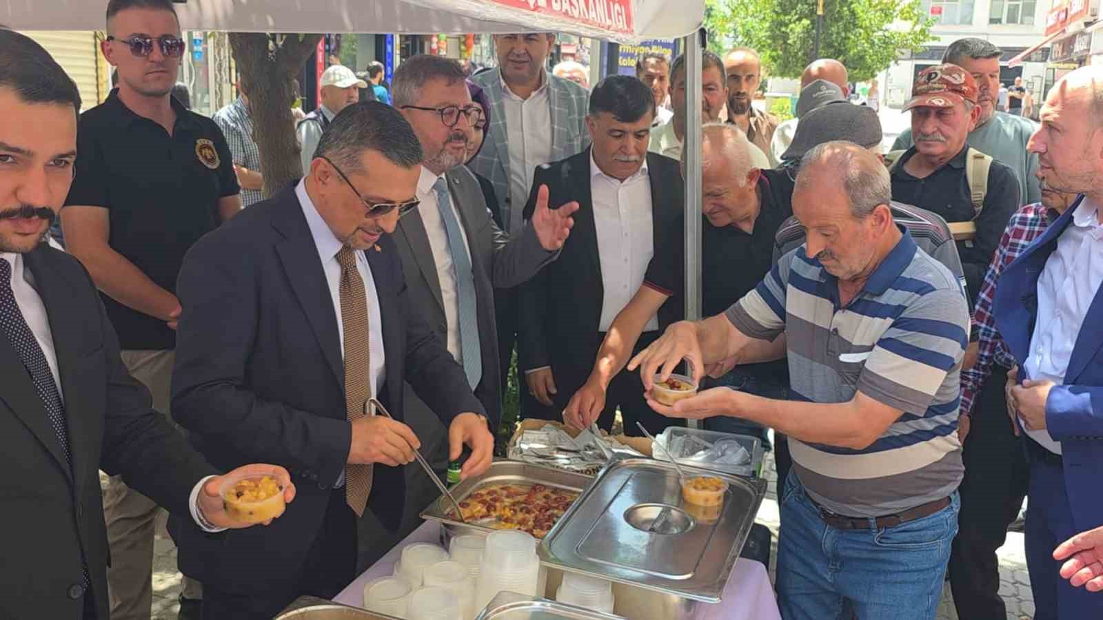 MHP Kütahya İl Başkanlığı’ndan vatandaşlara aşure ikramı