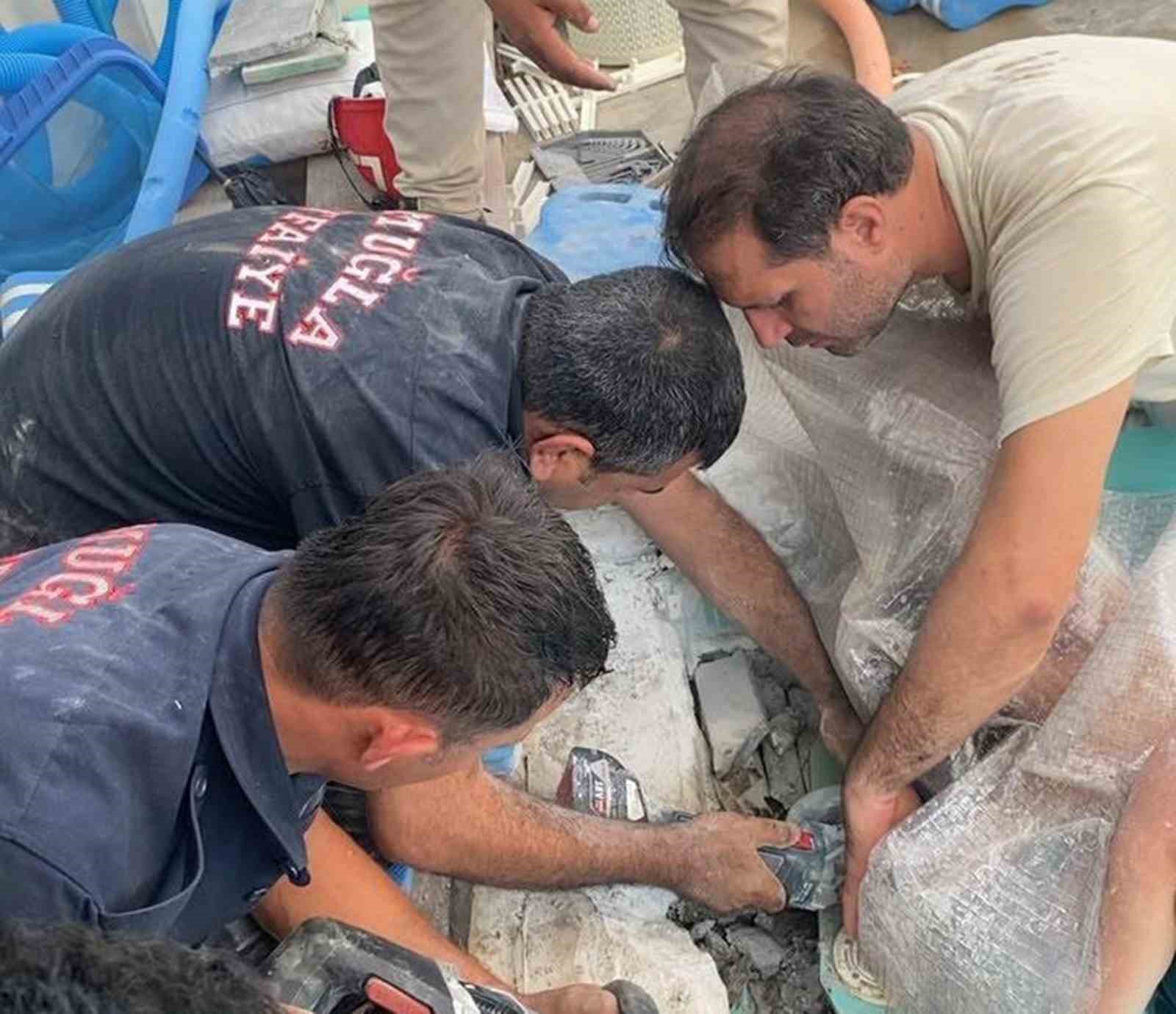 Havuzda kolu sıkışan 4 yaşındaki çocuk kurtarıldı