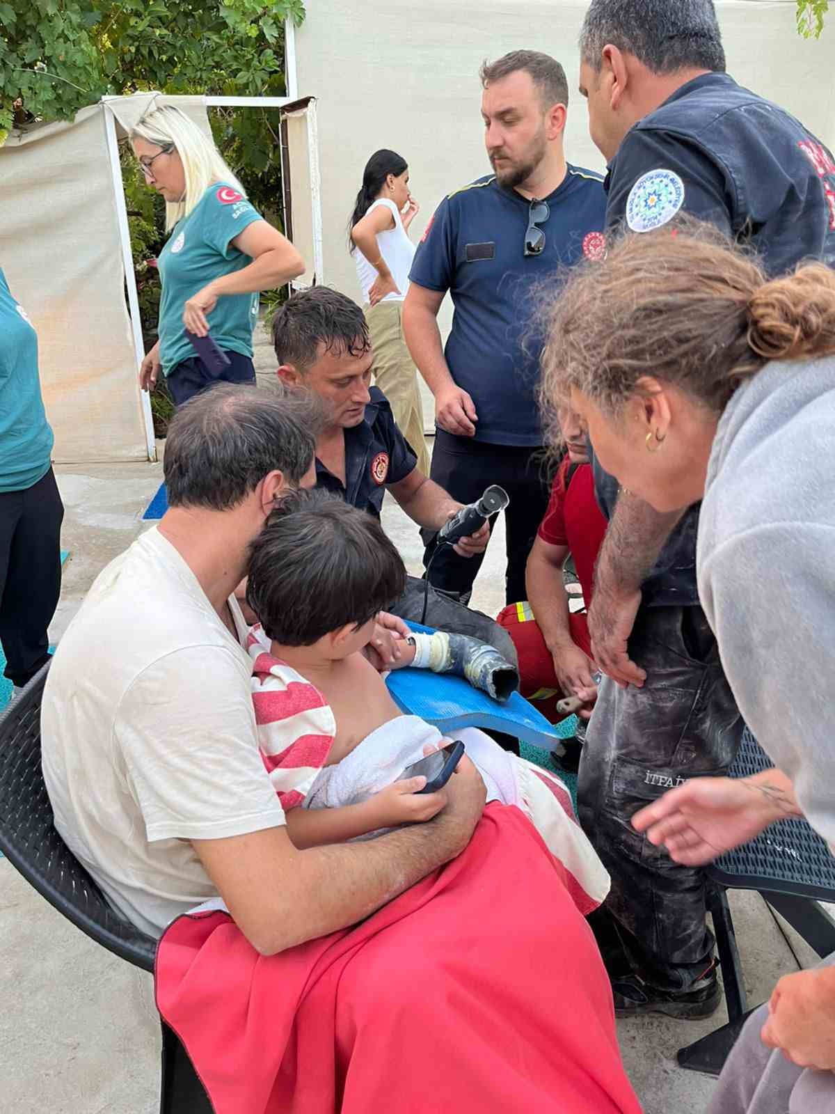 Havuzda kolu sıkışan 4 yaşındaki çocuk kurtarıldı