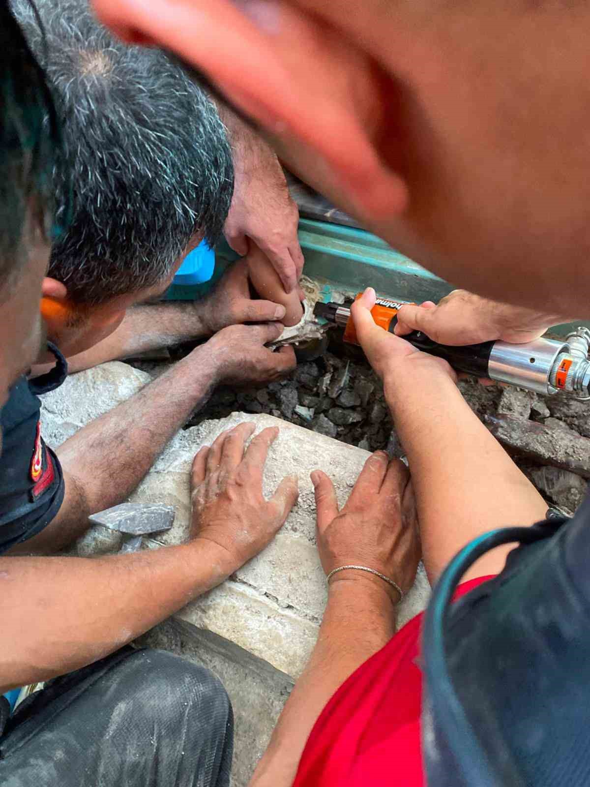 Havuzda kolu sıkışan 4 yaşındaki çocuk kurtarıldı