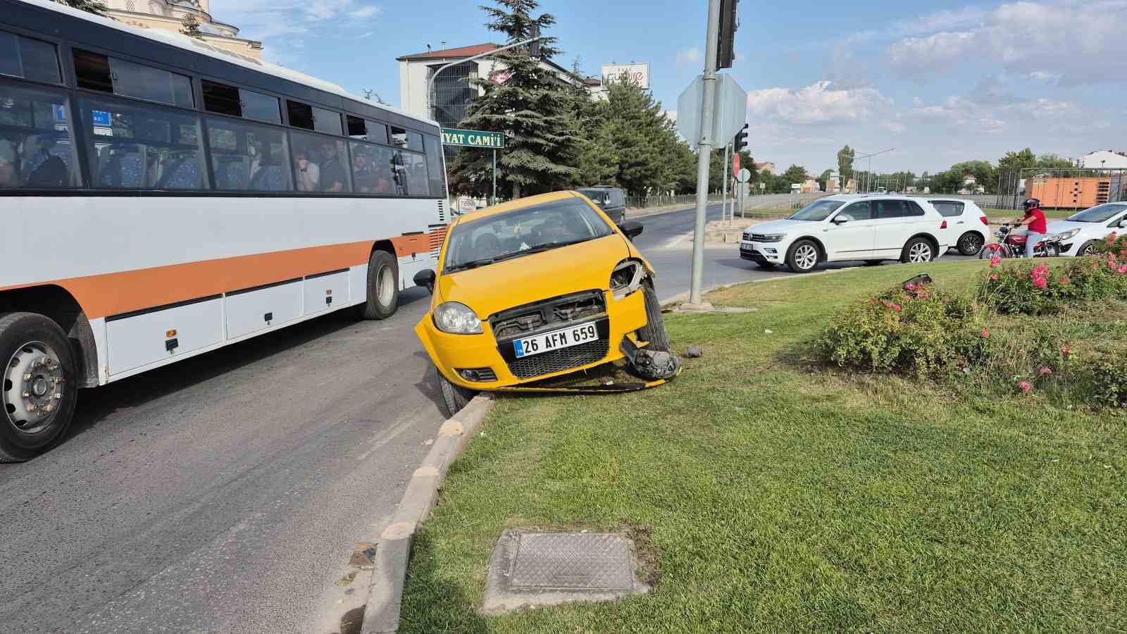Eskişehir’de araç ile çarpışan otomobil kavşaktaki refüje çıktı