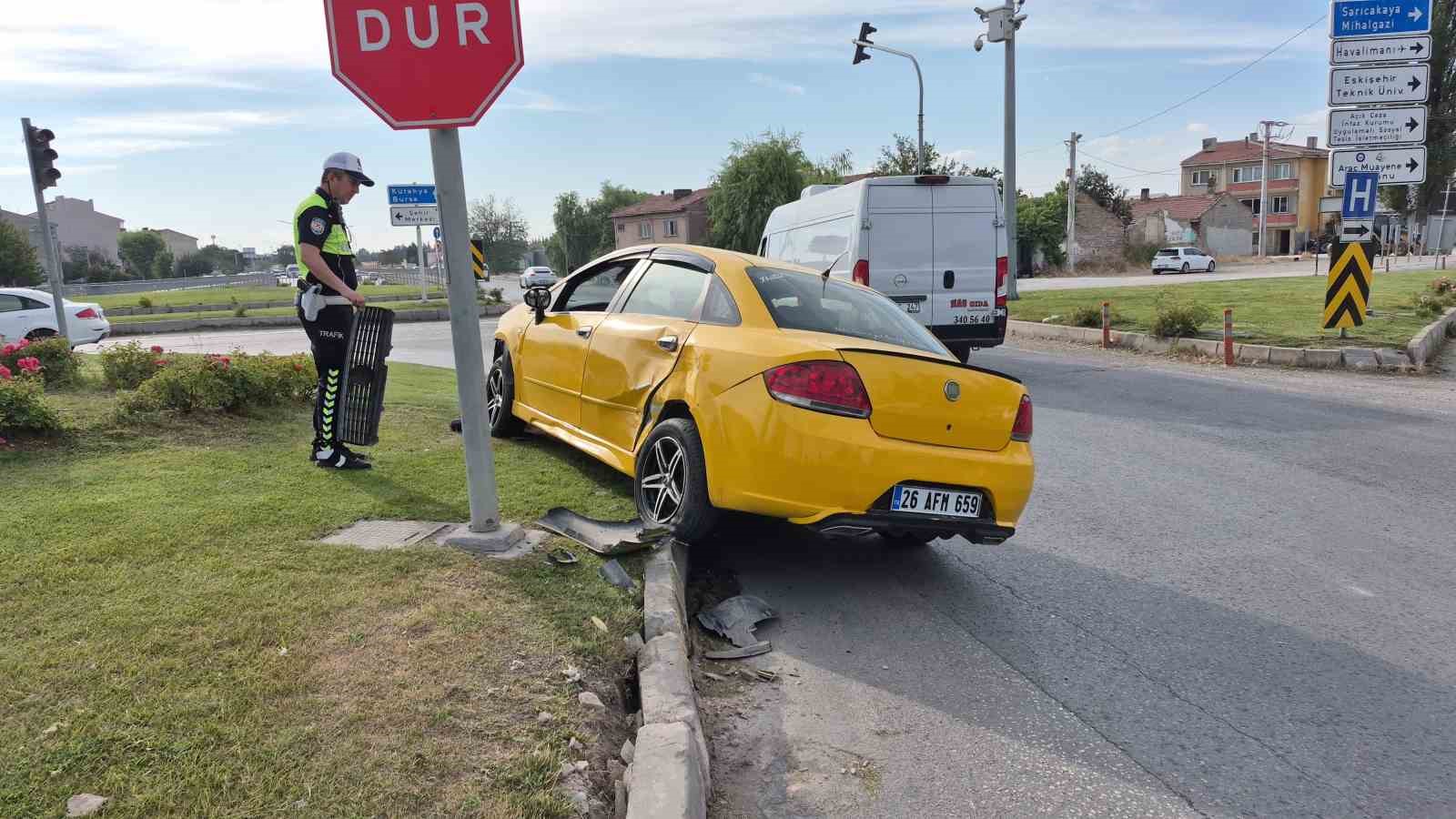 Eskişehir’de araç ile çarpışan otomobil kavşaktaki refüje çıktı
