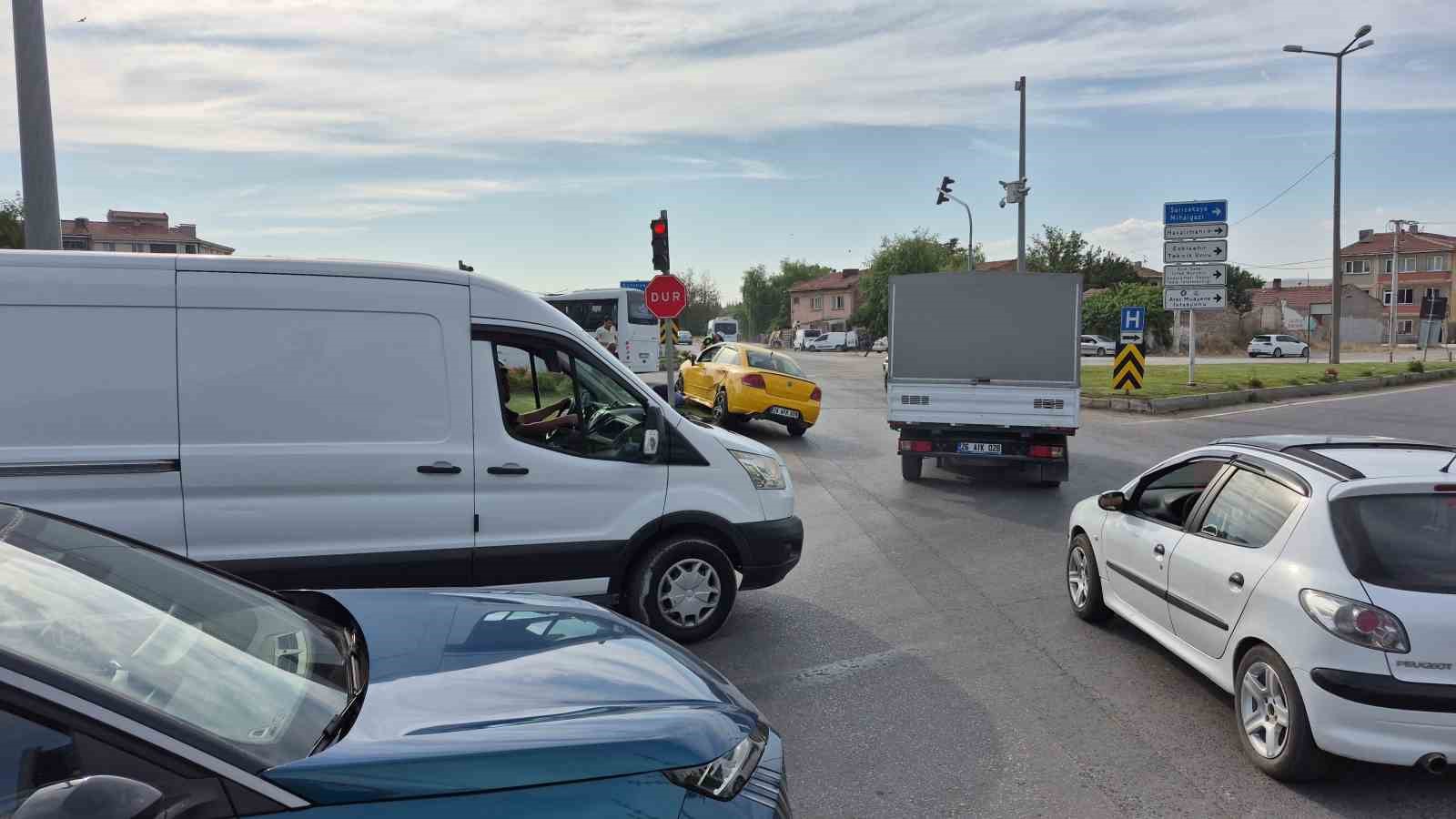 Eskişehir’de araç ile çarpışan otomobil kavşaktaki refüje çıktı