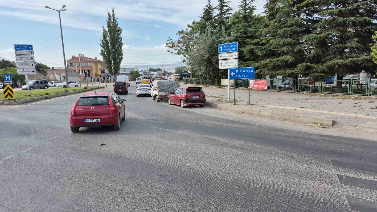 Eskişehir’de araç ile çarpışan otomobil kavşaktaki refüje çıktı