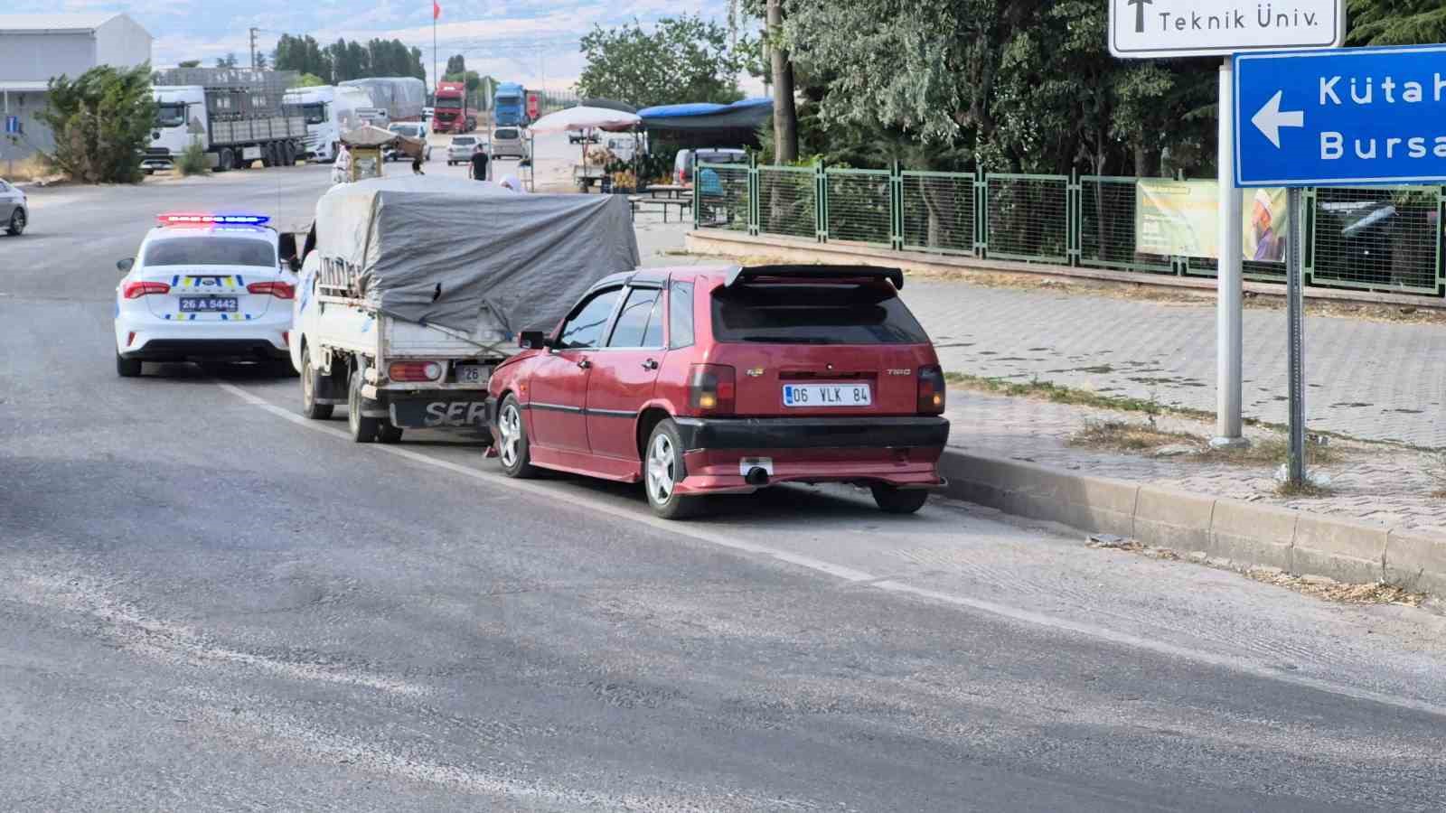 Eskişehir’de araç ile çarpışan otomobil kavşaktaki refüje çıktı