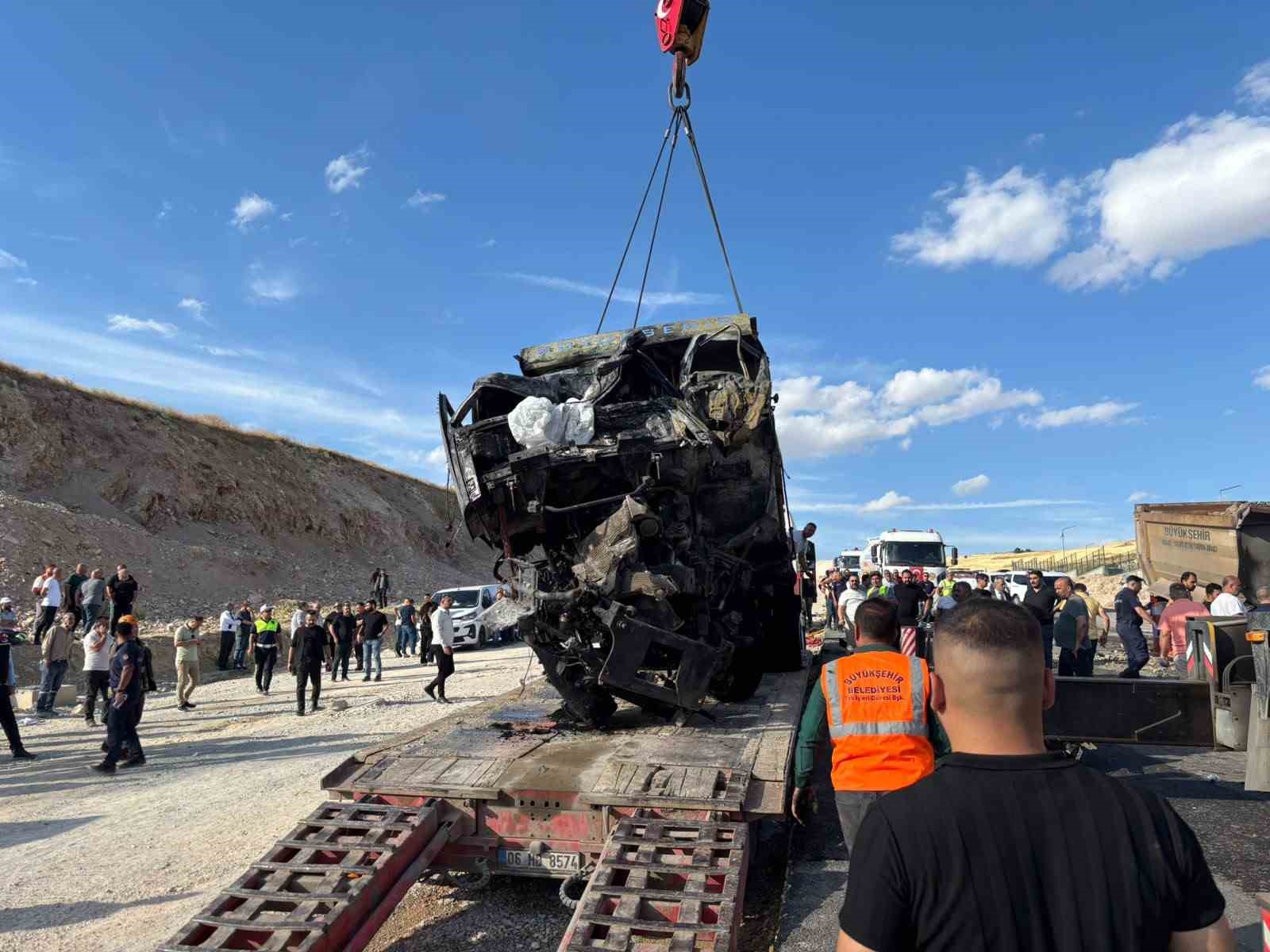 Freni bozulan ABB’ye ait hafriyat kamyonu iki kamyona çarptı, 2 işçi hayatını kaybetti