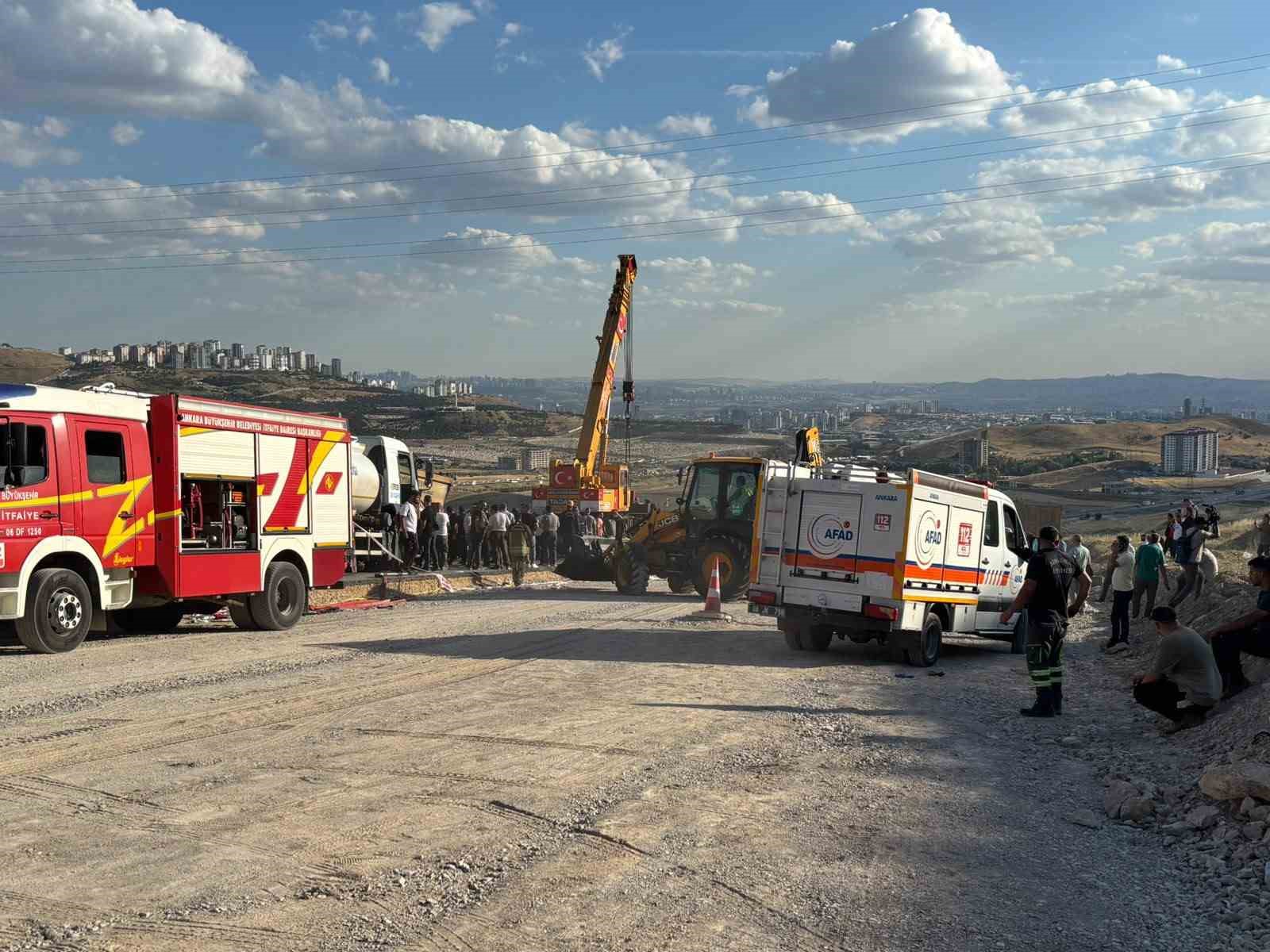 Freni bozulan ABB’ye ait hafriyat kamyonu iki kamyona çarptı, 2 işçi hayatını kaybetti