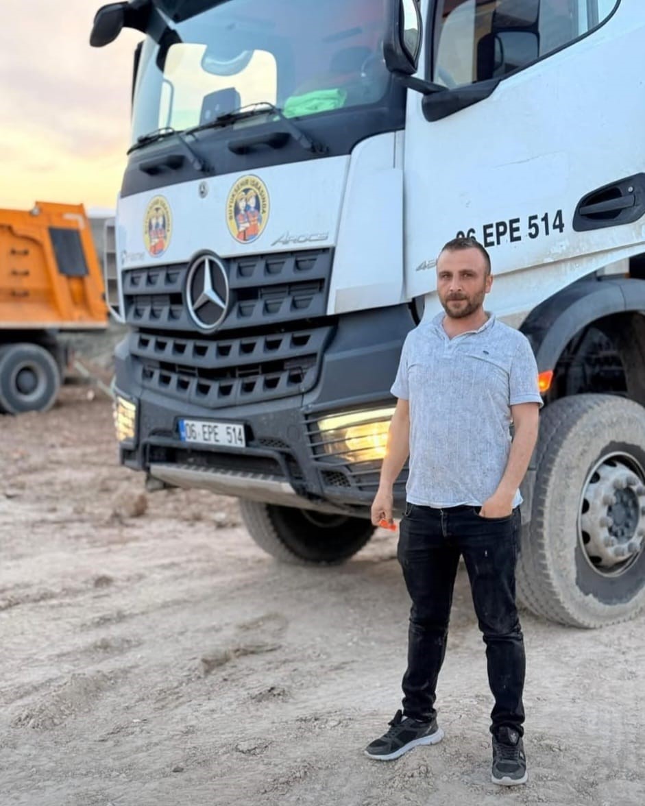 Freni bozulan ABB’ye ait hafriyat kamyonu iki kamyona çarptı, 2 işçi hayatını kaybetti