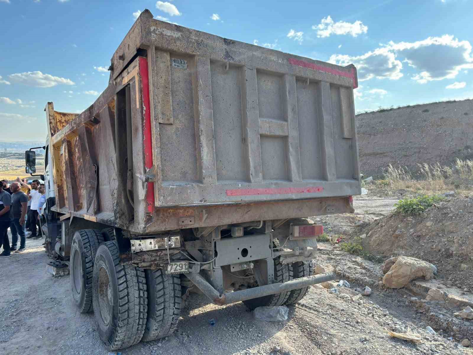 Freni bozulan ABB’ye ait hafriyat kamyonu iki kamyona çarptı, 2 işçi hayatını kaybetti