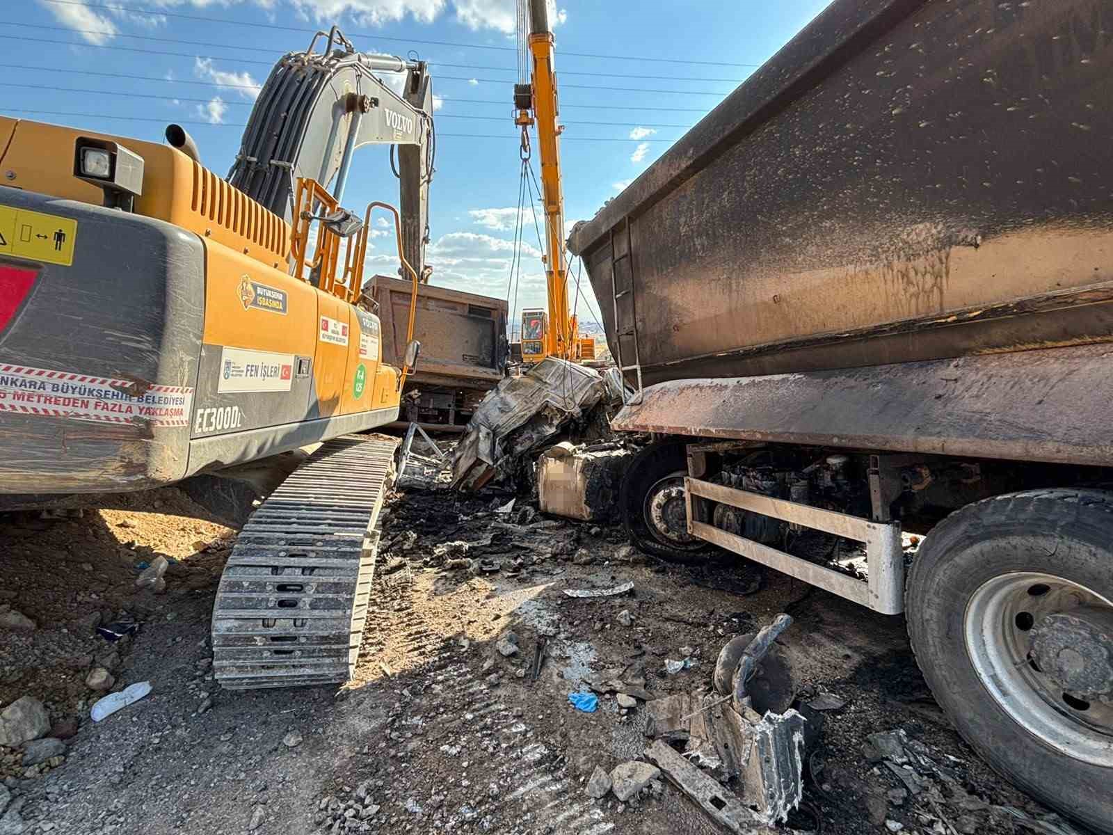 Freni bozulan ABB’ye ait hafriyat kamyonu iki kamyona çarptı, 2 işçi hayatını kaybetti