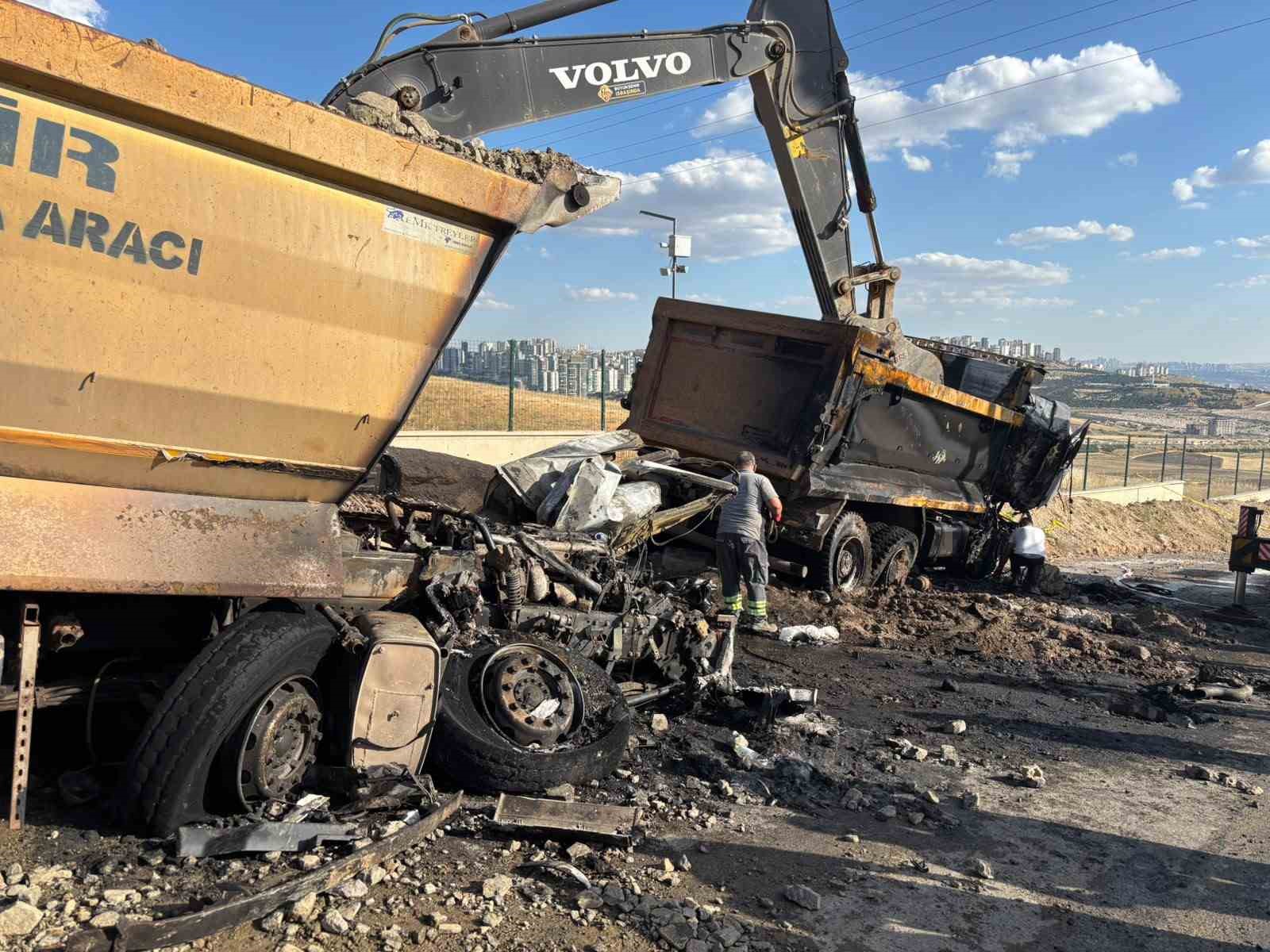 Freni bozulan ABB’ye ait hafriyat kamyonu iki kamyona çarptı, 2 işçi hayatını kaybetti