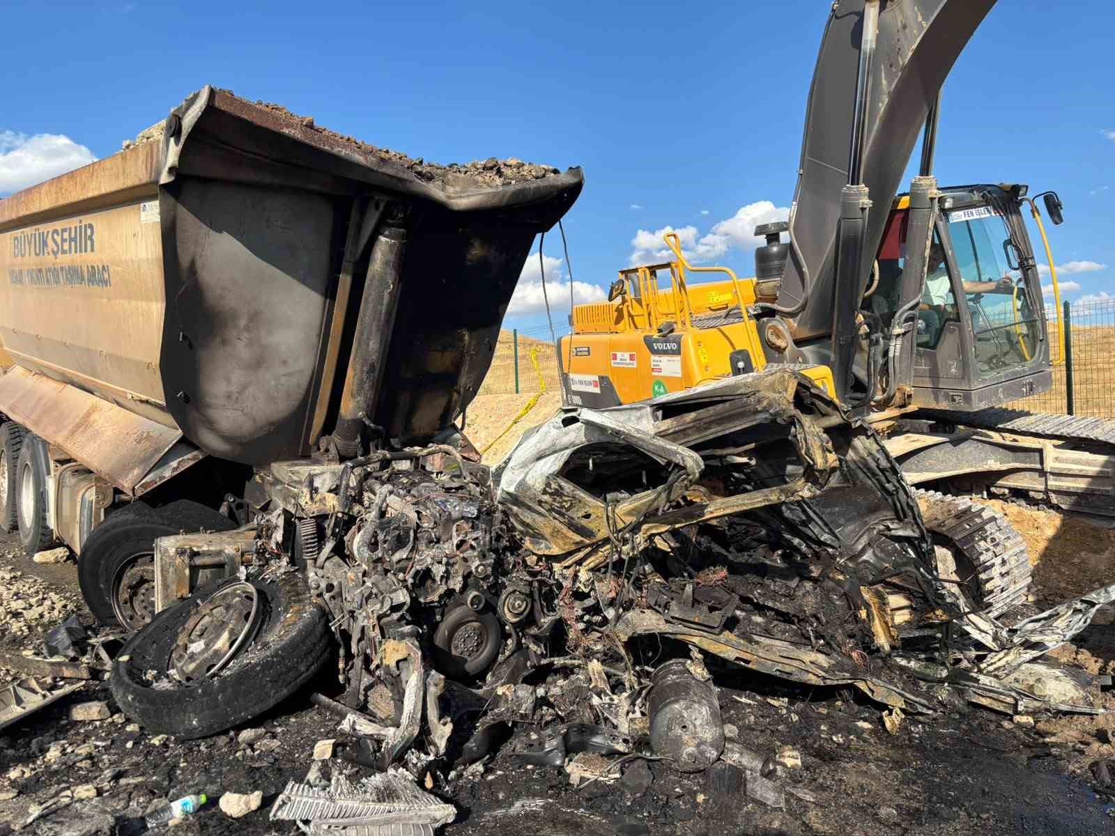 Freni bozulan ABB’ye ait hafriyat kamyonu iki kamyona çarptı, 2 işçi hayatını kaybetti