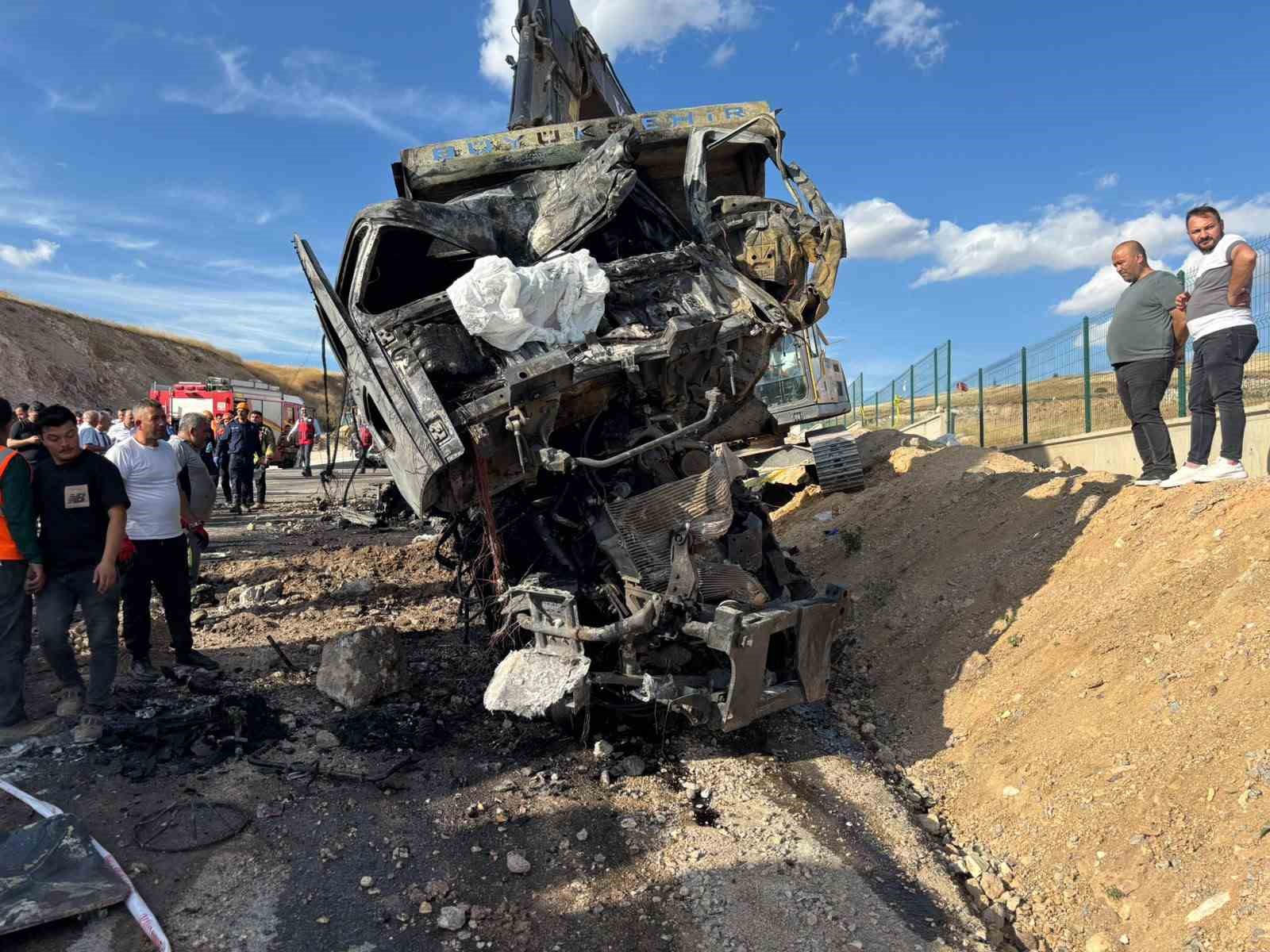 Freni bozulan ABB’ye ait hafriyat kamyonu iki kamyona çarptı, 2 işçi hayatını kaybetti