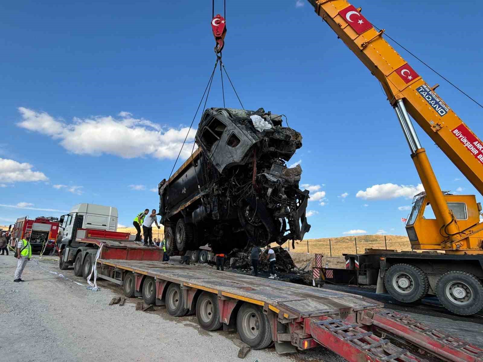 Freni bozulan ABB’ye ait hafriyat kamyonu iki kamyona çarptı, 2 işçi hayatını kaybetti