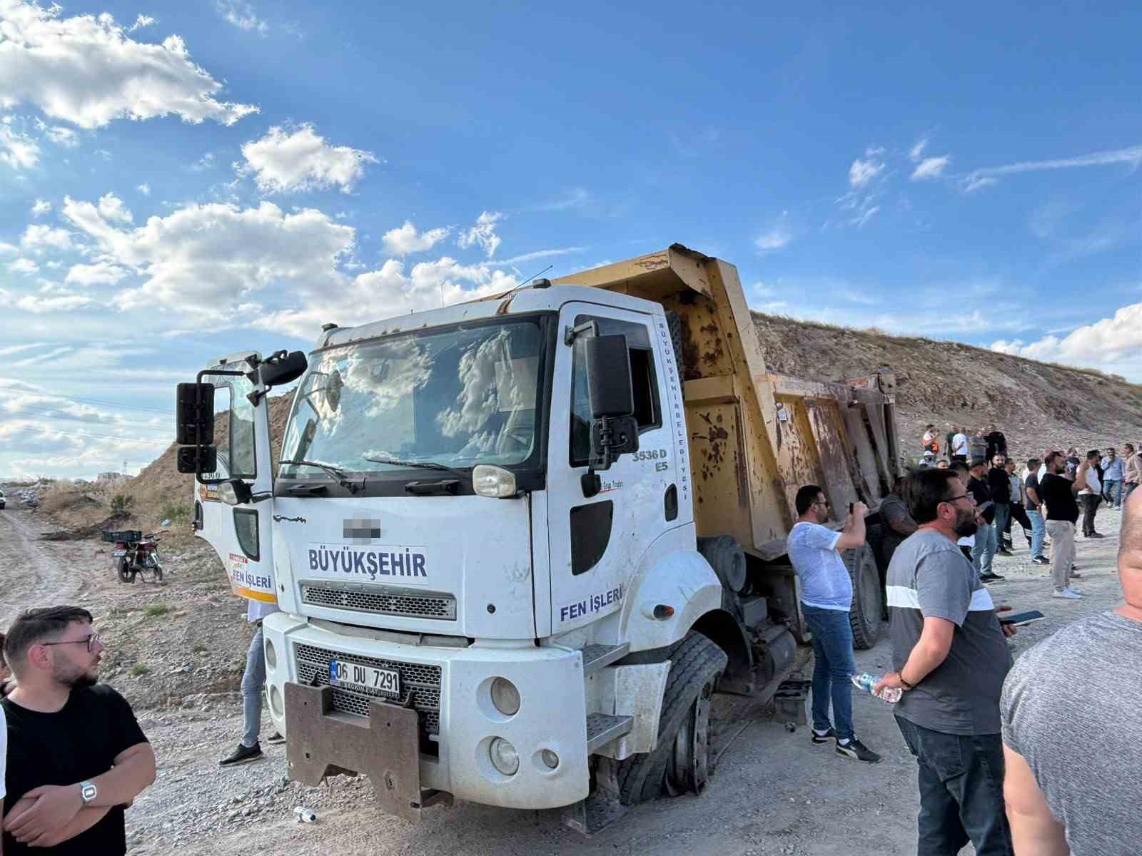 Freni bozulan ABB’ye ait hafriyat kamyonu iki kamyona çarptı, 2 işçi hayatını kaybetti