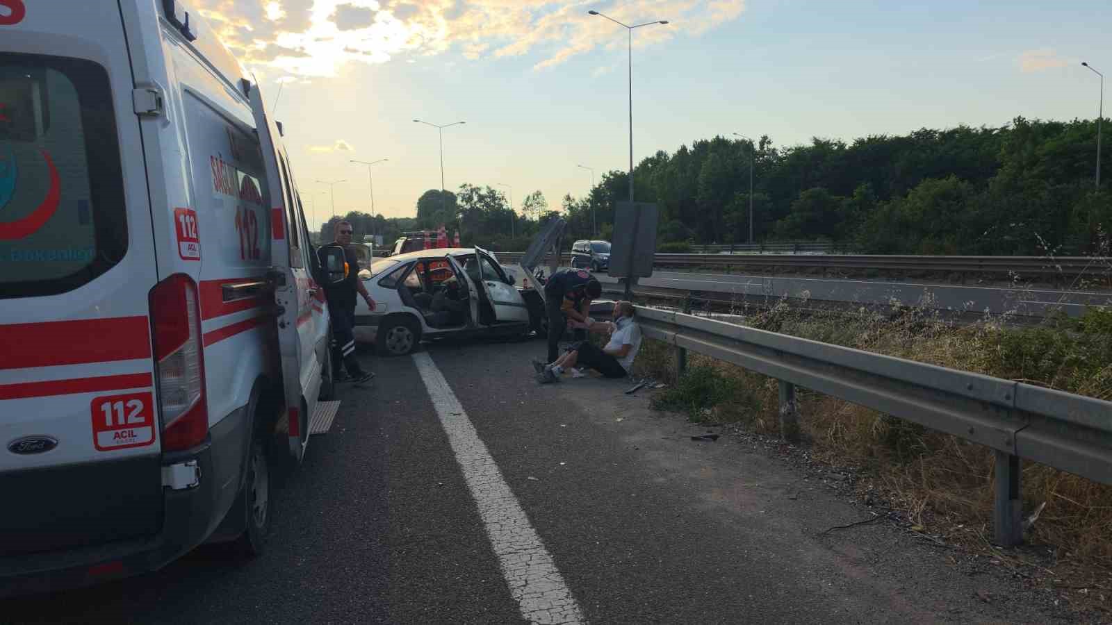 Otomobil bariyerlere saplandı: 3 yaralı