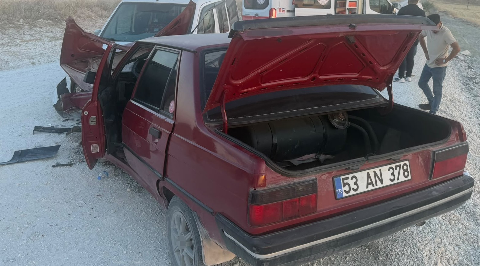 Eskişehir’de iki araç kafa kafaya çarpıştı: 1’i ağır 3 yaralı