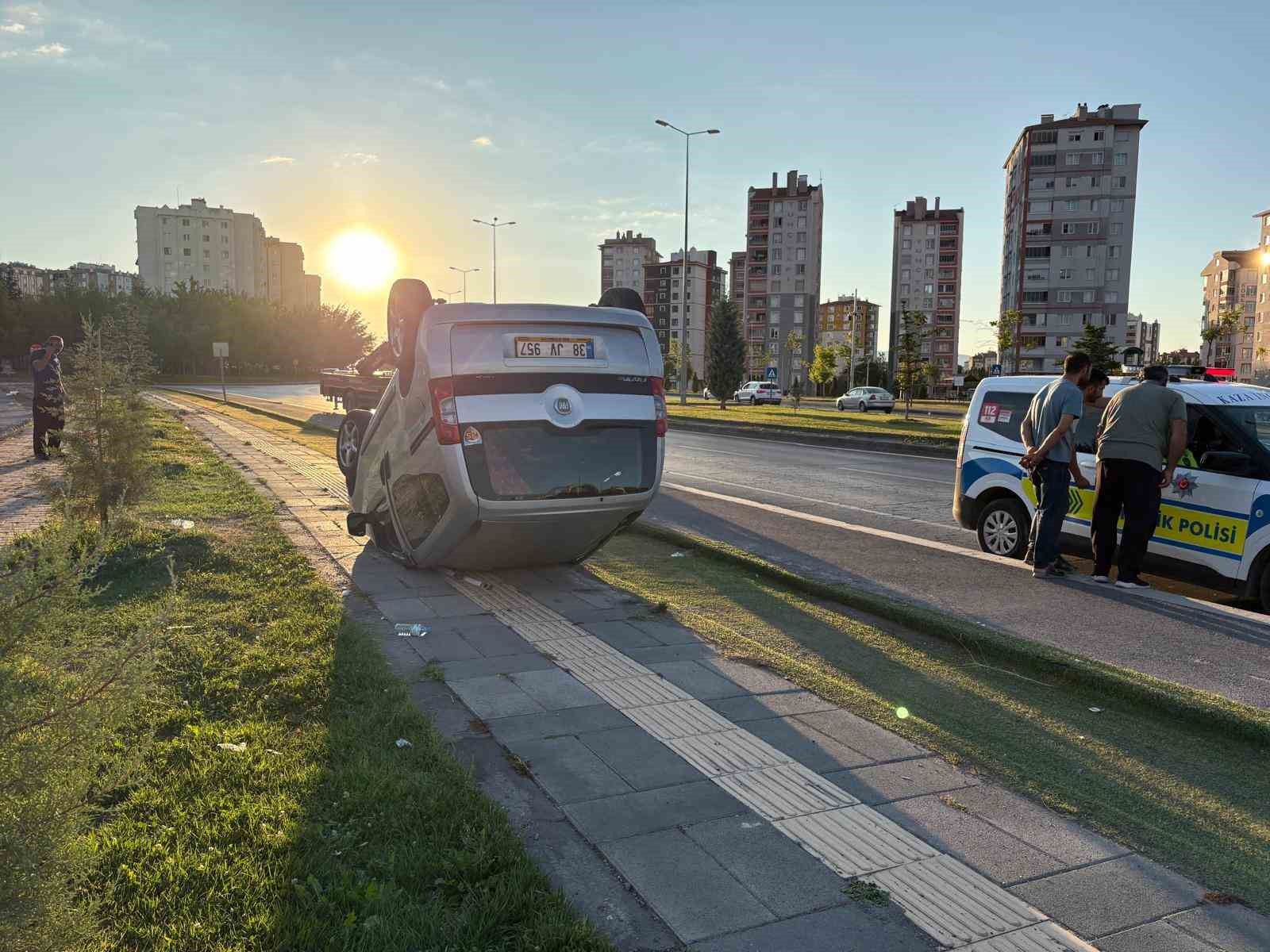 Kayseri’de hafif ticari araç takla attı: 1 yaralı