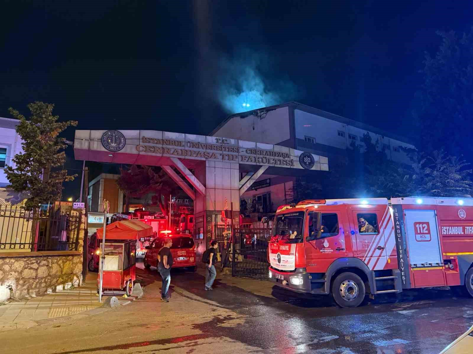 Cerrahpaşa Diş Hekimliği Fakültesi çatısında yangın çıktı
