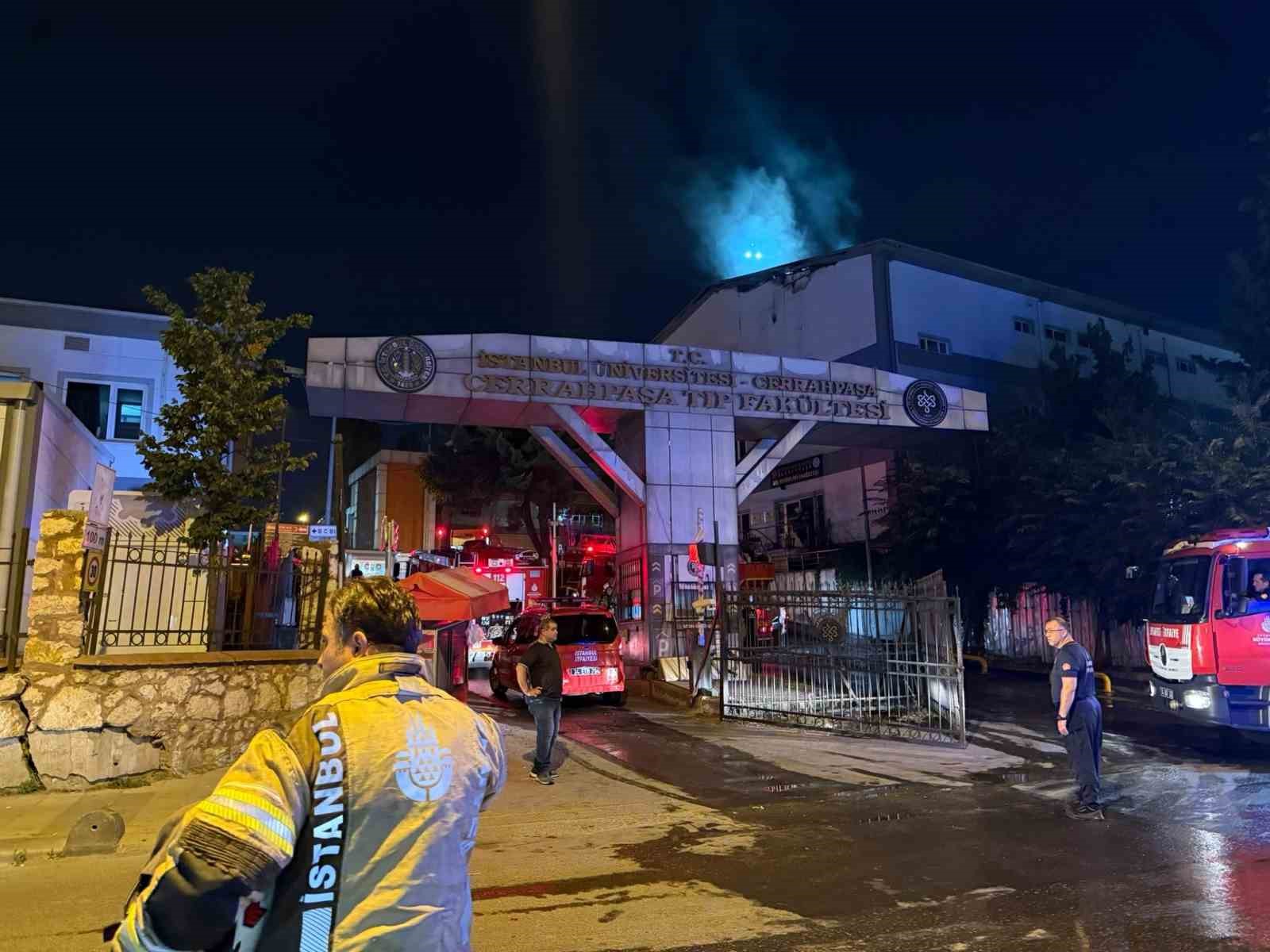 Cerrahpaşa Diş Hekimliği Fakültesi çatısında yangın çıktı