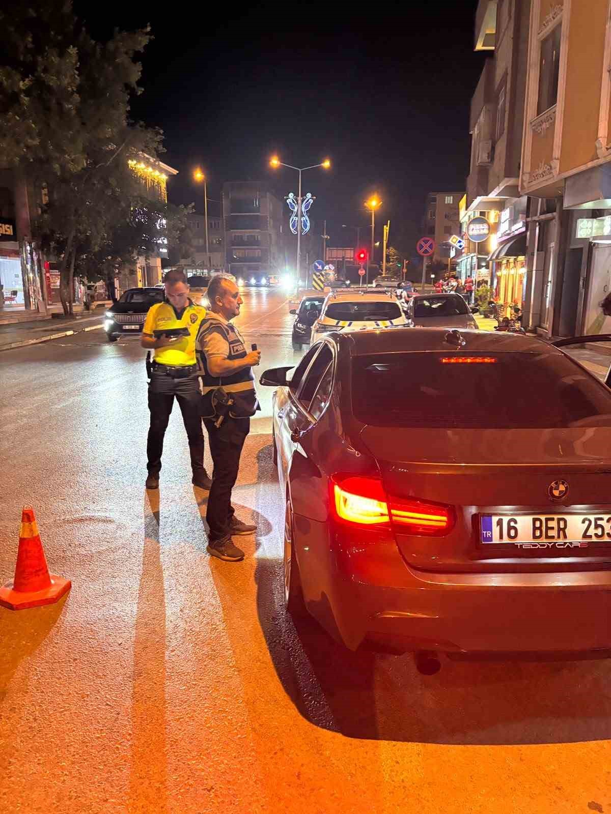 Bursa polisinden ‘Huzur’ uygulaması: 1 kişi yakalandı, 24 sürücüye ceza yazıldı