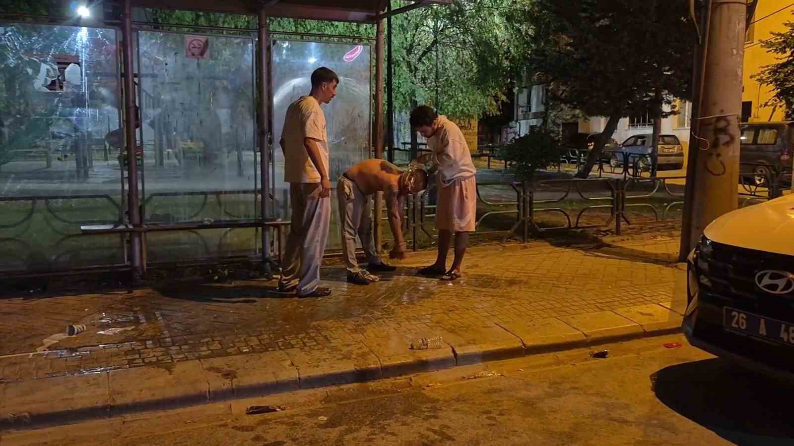 Polis ekiplerine zorluk çıkartan alkollü sürücü kafasını otobüs durağına vurdu: "Yanıyorum, su verin. Ben teslim olmaya geldim"
