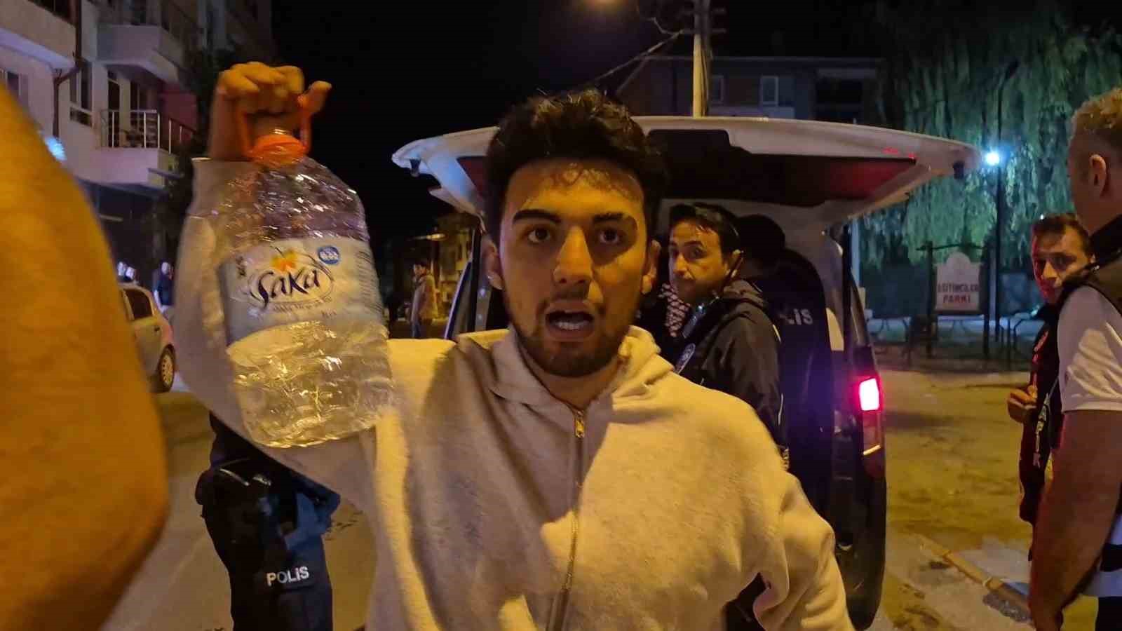 Polis ekiplerine zorluk çıkartan alkollü sürücü kafasını otobüs durağına vurdu: "Yanıyorum, su verin. Ben teslim olmaya geldim"
