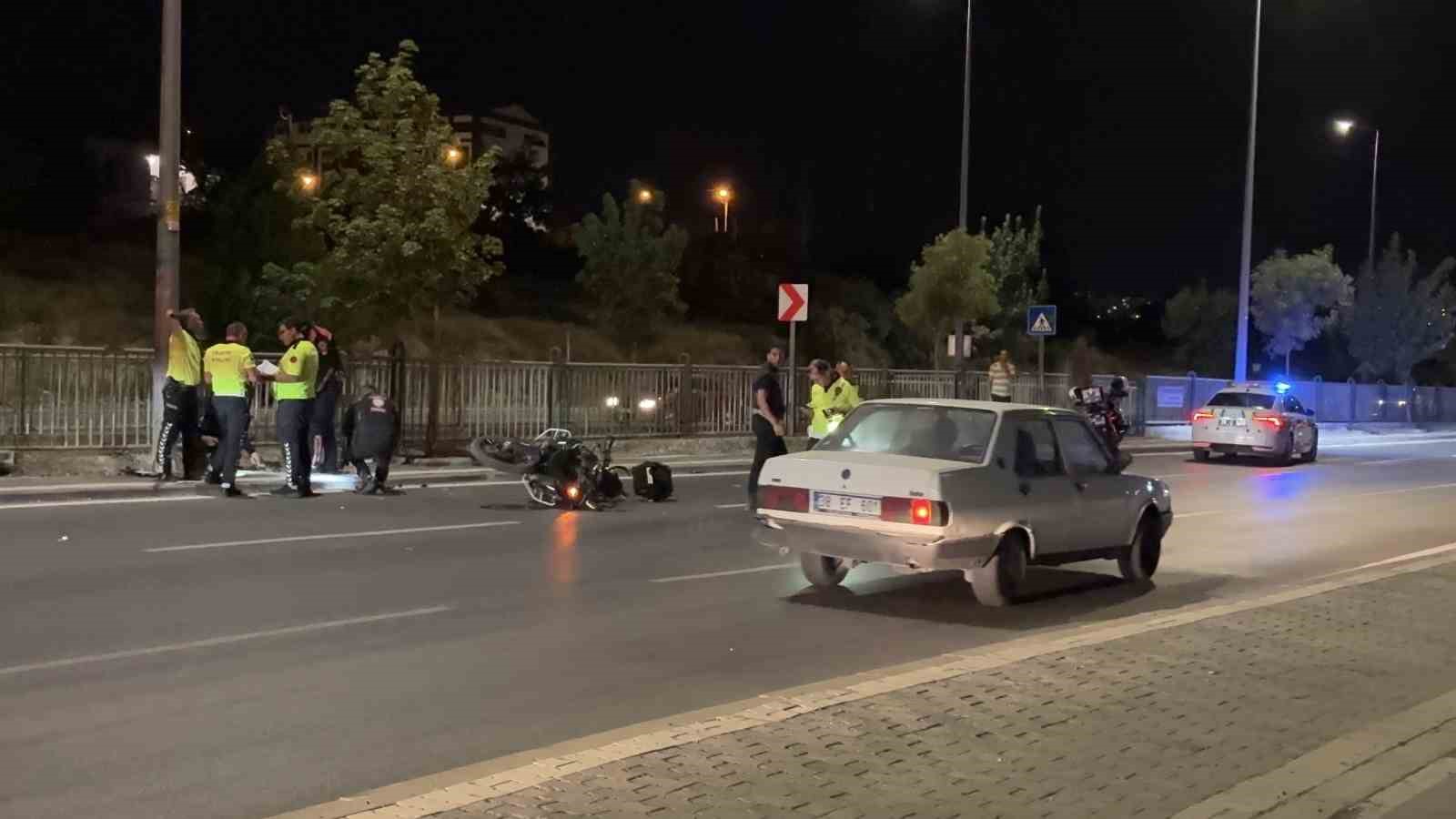 Kontrolü kaybolan motosikletli polis direğe çarptı: 1 yaralı
