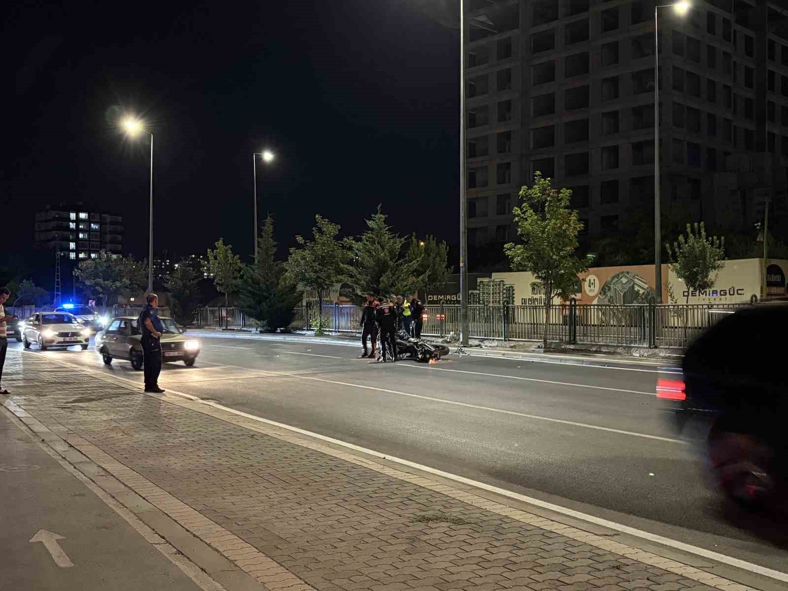 Kontrolü kaybolan motosikletli polis direğe çarptı: 1 yaralı