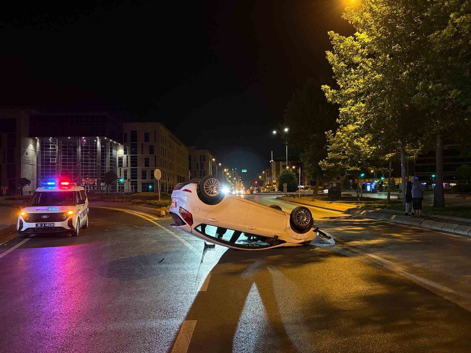 Takla atan otomobil sürücüsü olay yerinden kaçtı