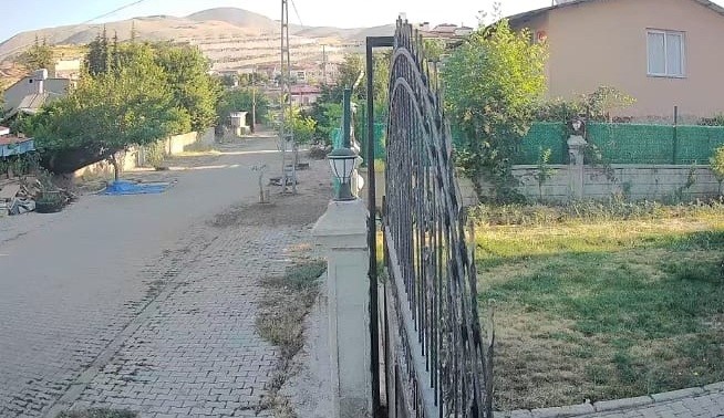 Deprem anı kameralara yansıdı