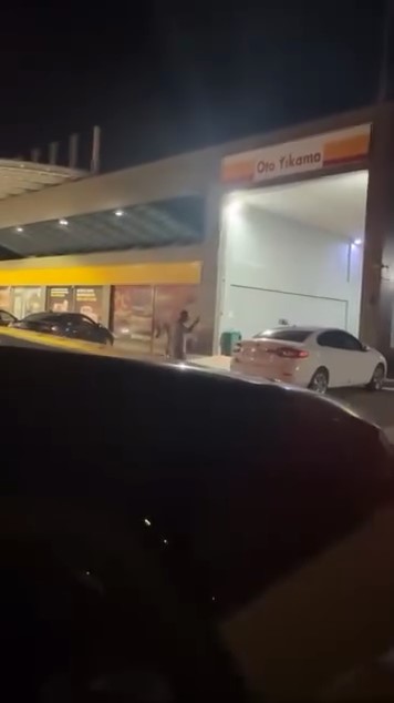 Akaryakıt istasyonunda sopalı kavga kamerada