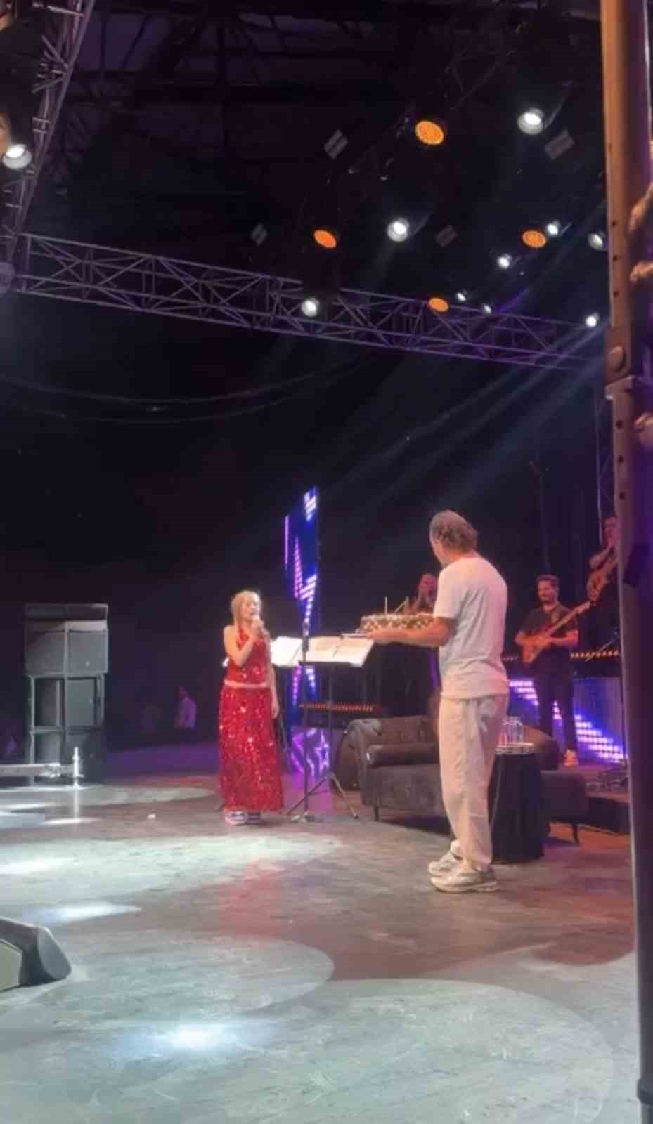 Yıldız Tilbe’den sahnede şok eden doğum günü çıkışı..."Biten bir ömrün neyini kutlayacağım"